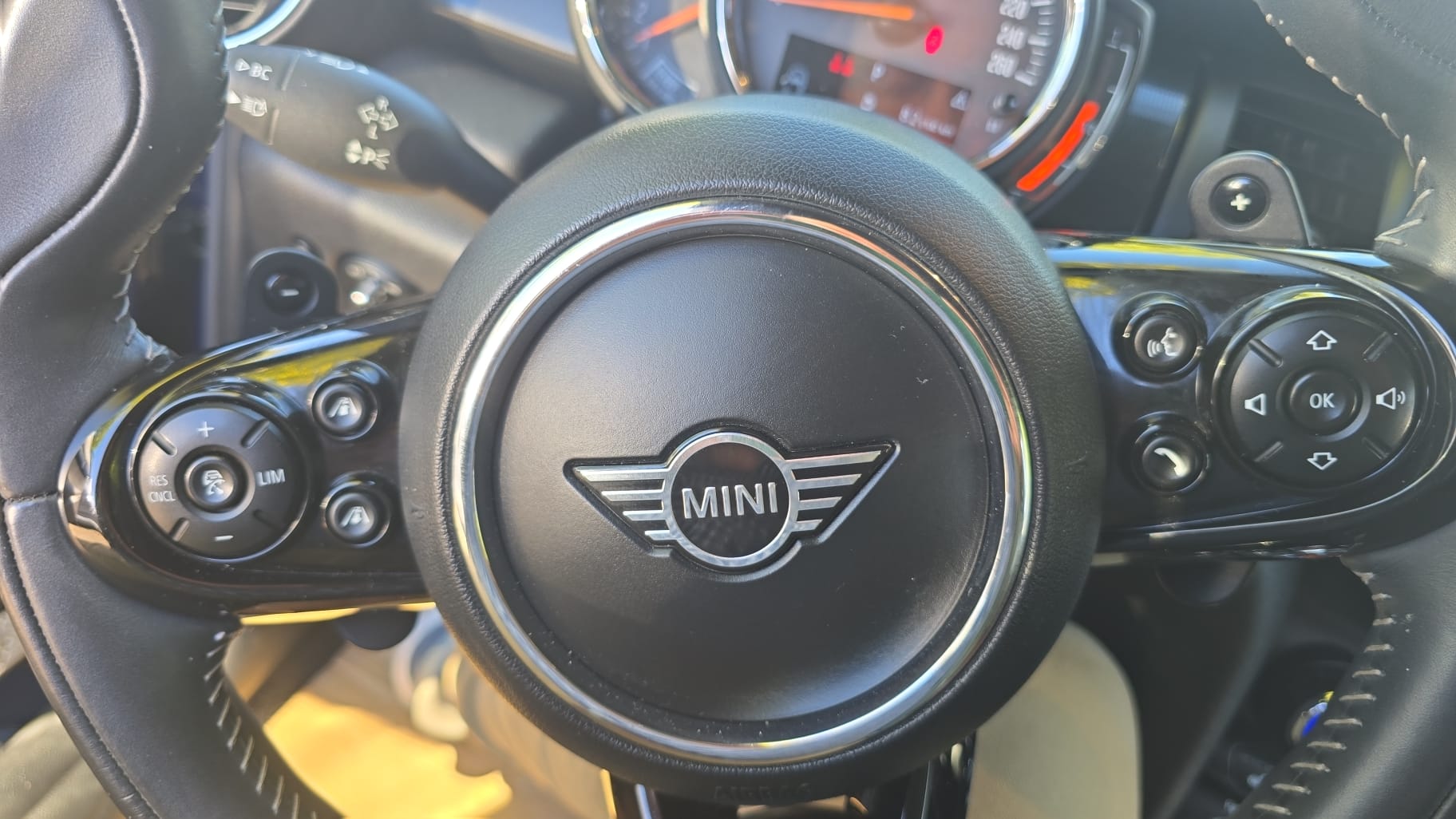 MINI Cooper King's Cross Steptronic DKG Navi/leder/cuir/ Sportsitze/ Harman Kardon/ Head up Display-image-9