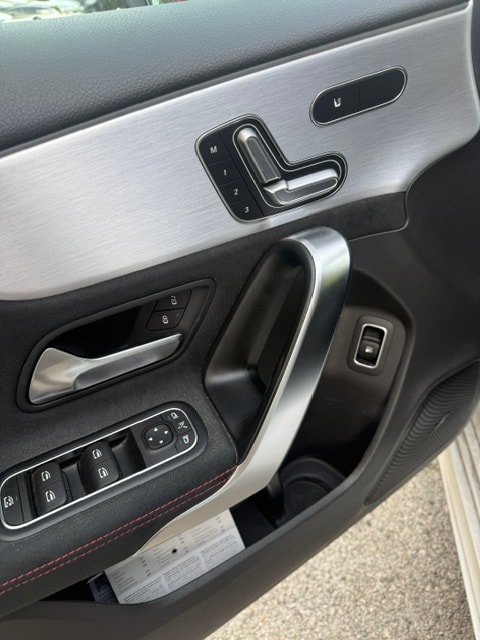 MERCEDES-BENZ A 250e AMG Line 8G-DCT-image-10