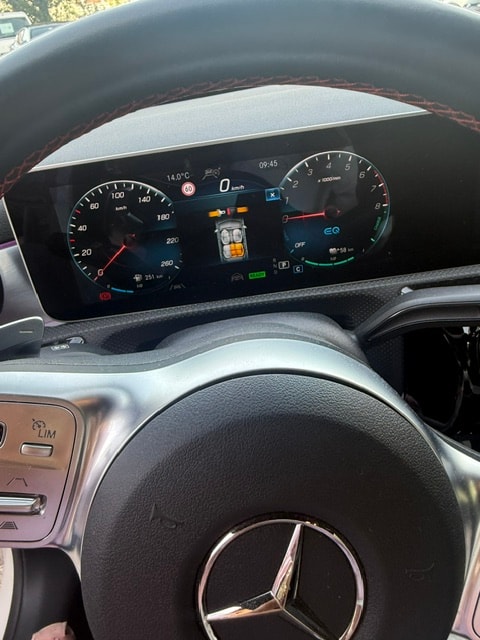 MERCEDES-BENZ A 250e AMG Line 8G-DCT-image-14