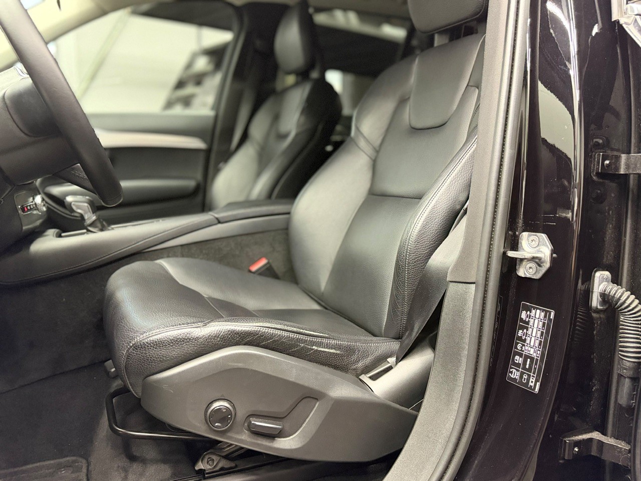 VOLVO XC90 D5 AWD Momentum Geartronic | 7. Plätzer | Rückfahrkamera | Leder | Pilot & Parkassist-image-11