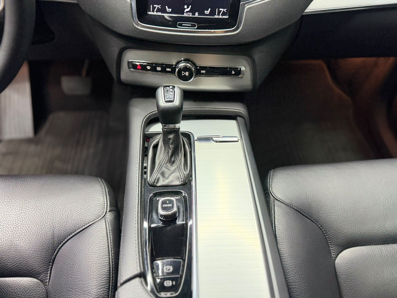 VOLVO XC90 D5 AWD Momentum Geartronic | 7. Plätzer | Rückfahrkamera | Leder | Pilot & Parkassist-image-17