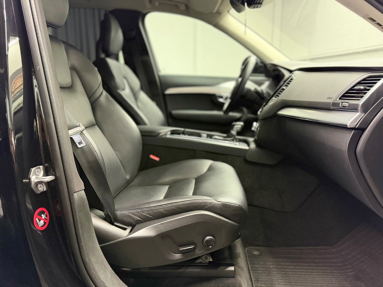 VOLVO XC90 D5 AWD Momentum Geartronic | 7. Plätzer | Rückfahrkamera | Leder | Pilot & Parkassist-image-25