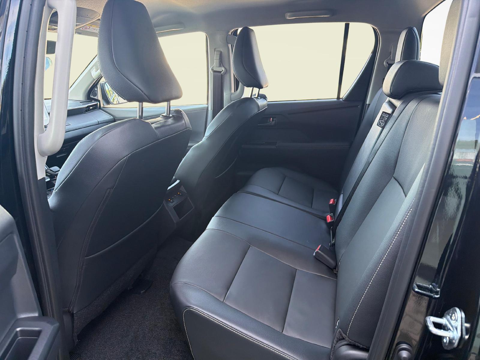 TOYOTA Hilux Double Cab.-Pick-up 2.8 D-4D MHEV 204 Invincible-image-10