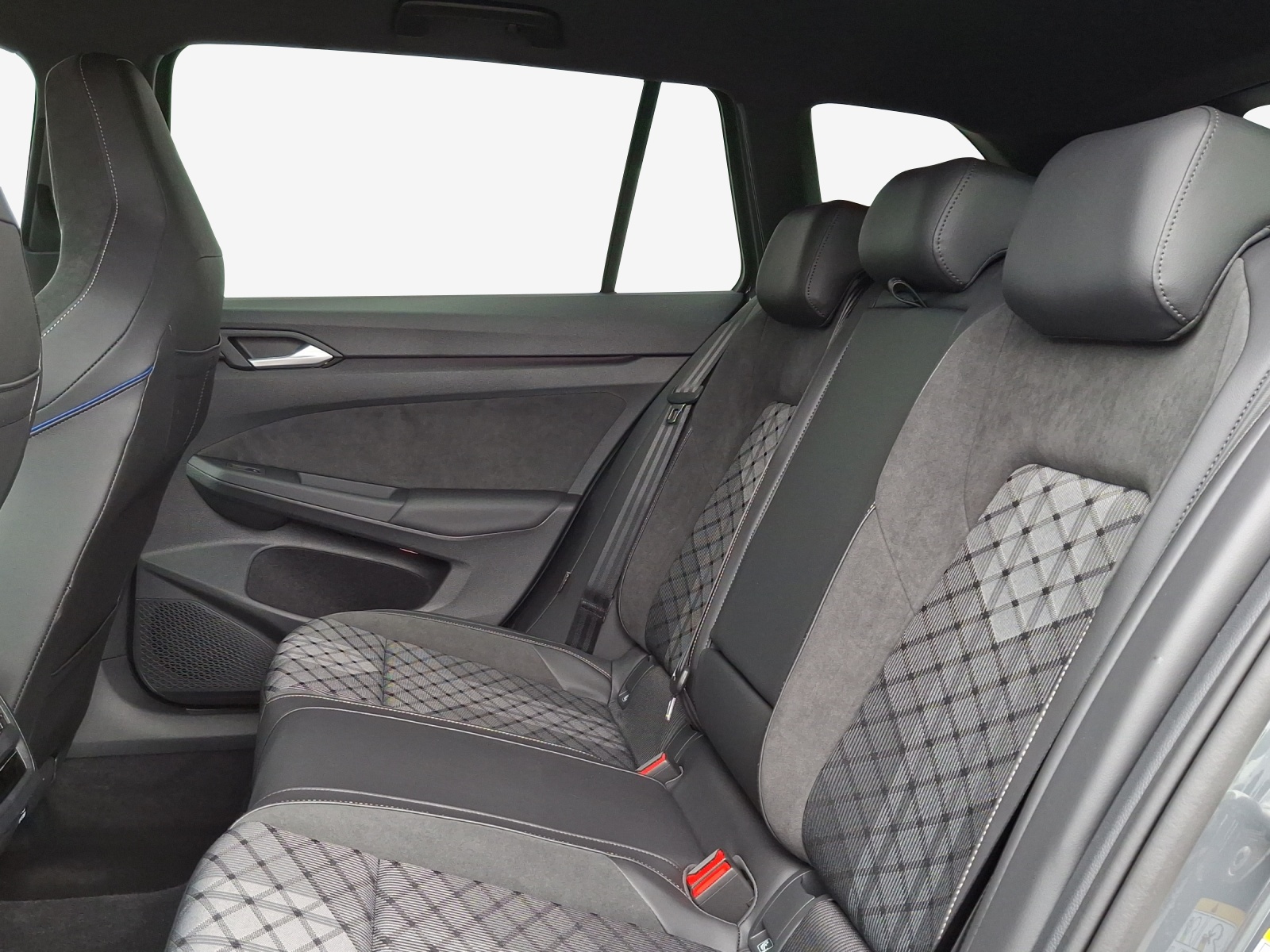 VW Golf Variant 1.5 eTSI mHEV R-Line DSG-image-11