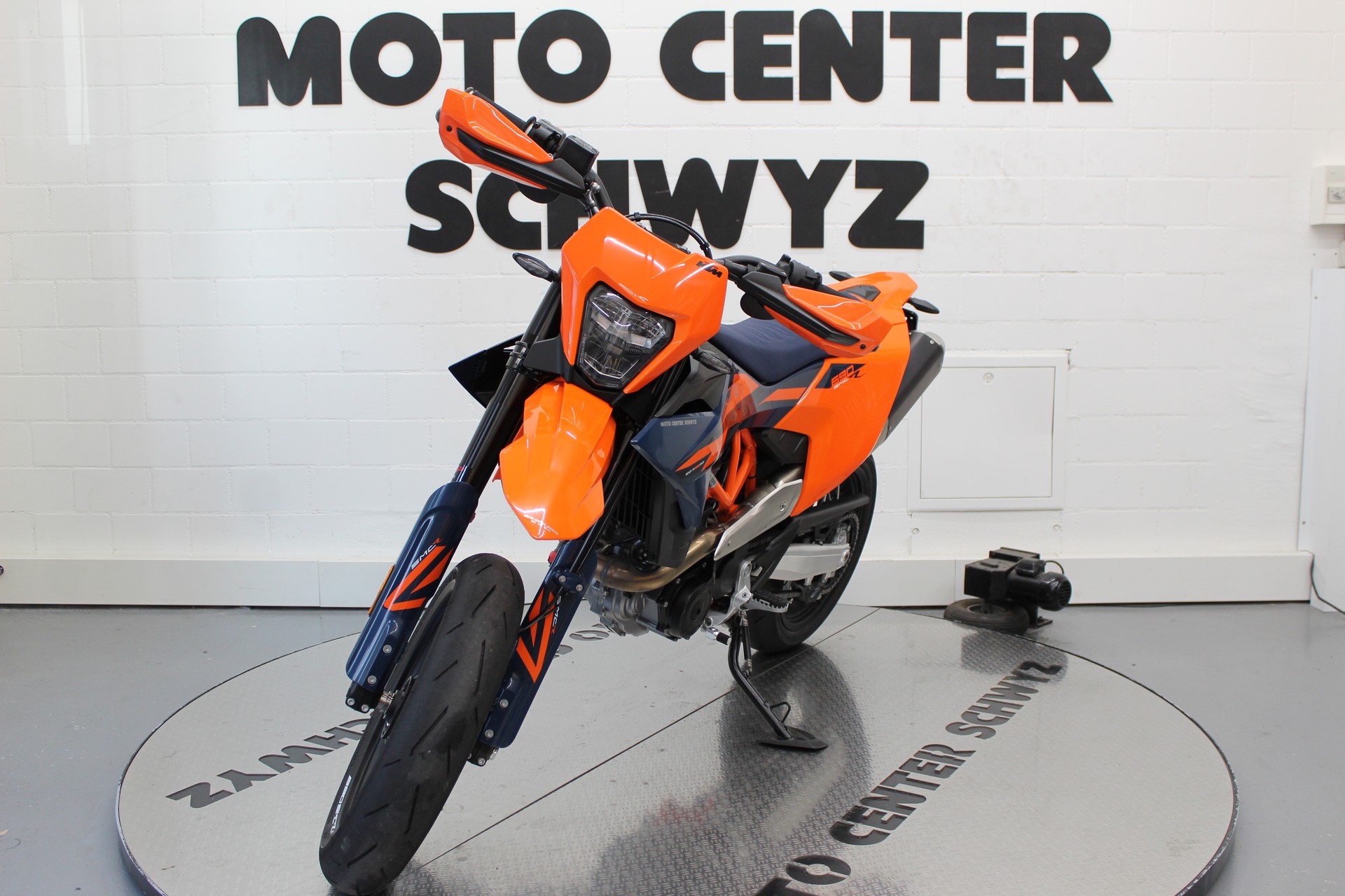 KTM 690 SMC R-showroom-element-3