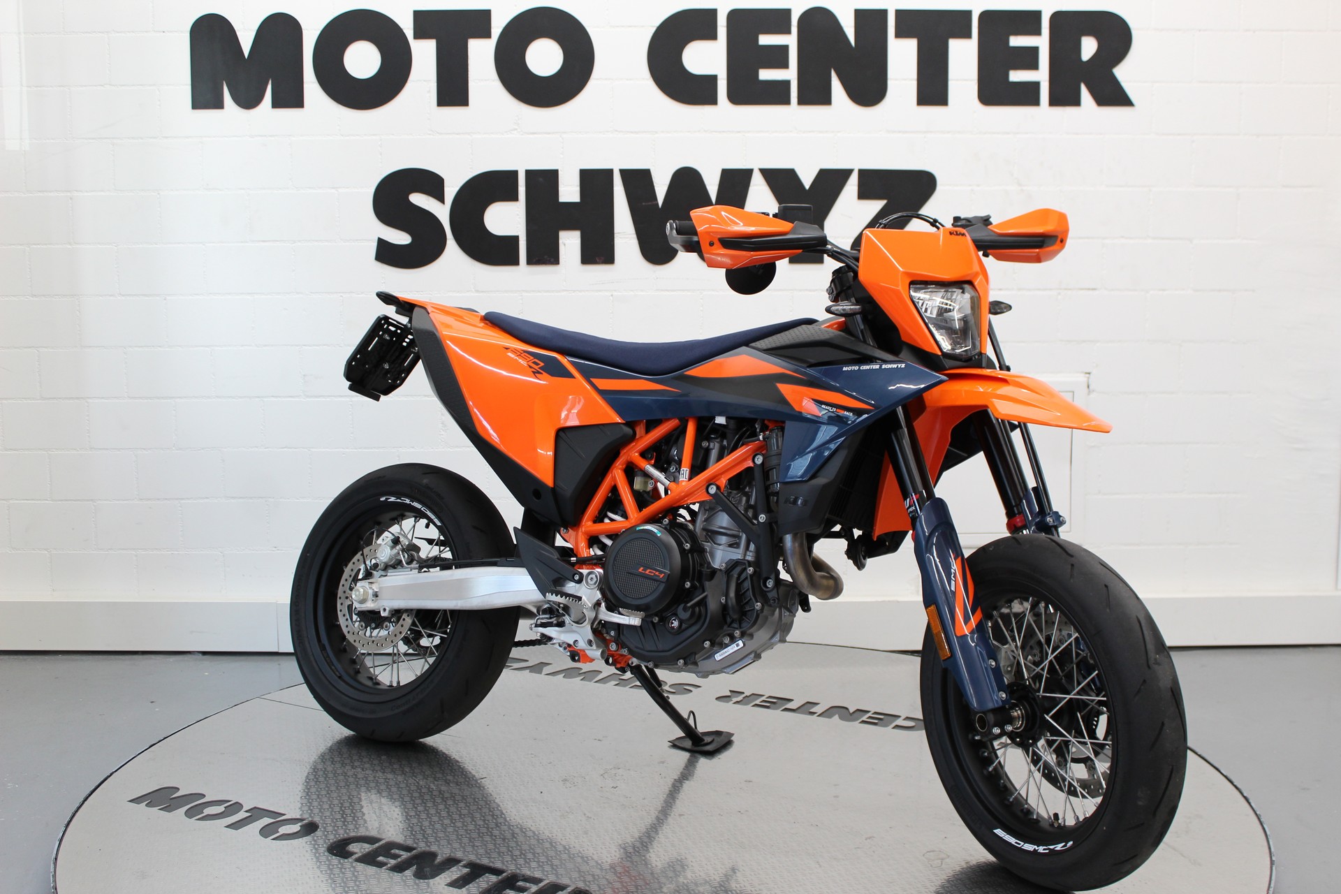 KTM 690 SMC R-showroom-element-1