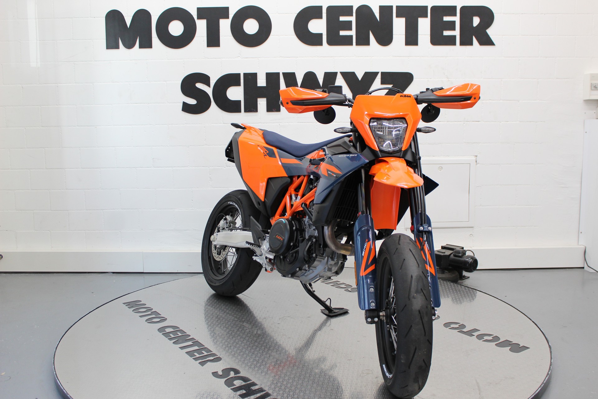KTM 690 SMC R-showroom-element-2
