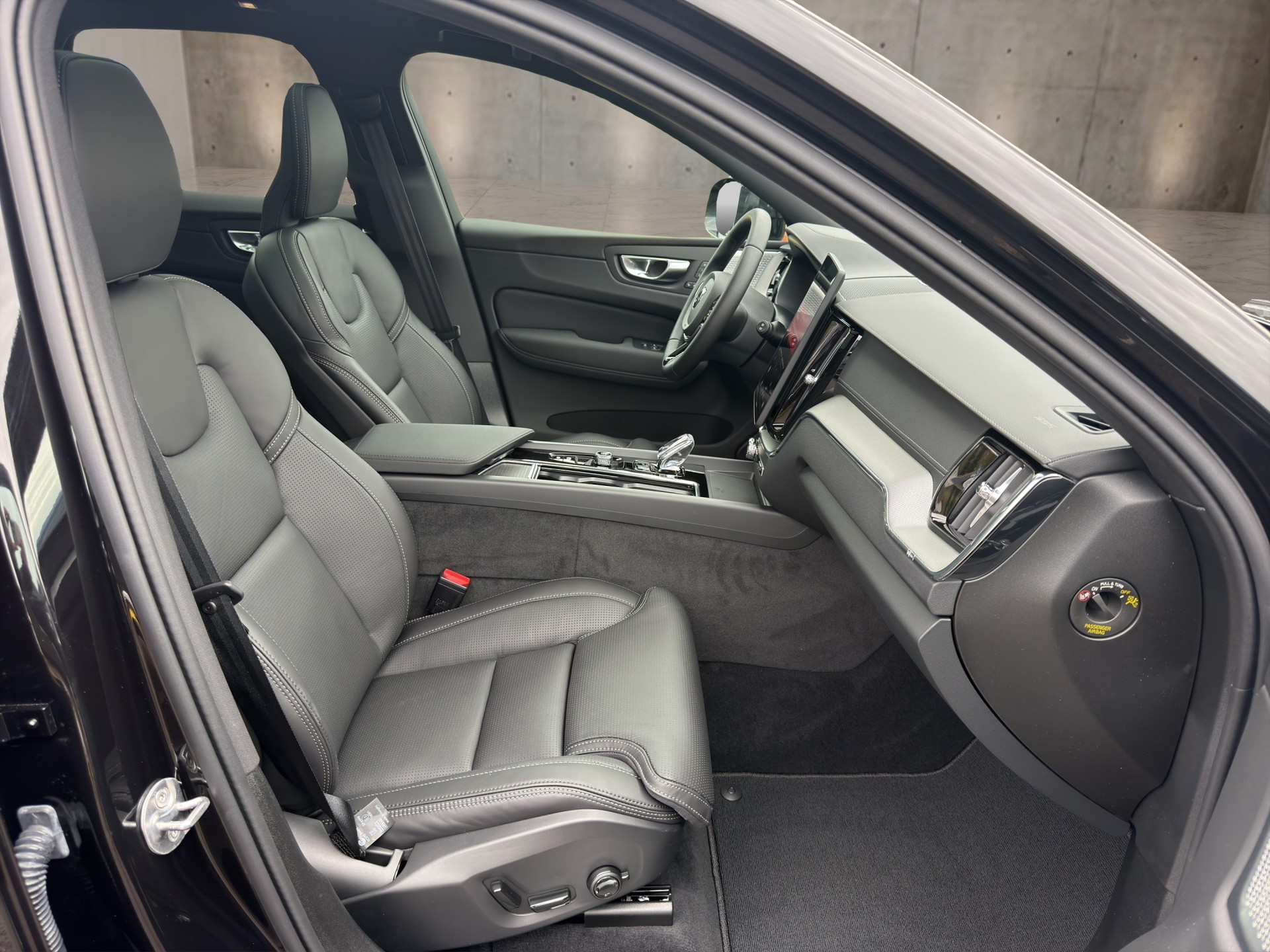 VOLVO XC60 2.0 T8 TE Black Edition eAWD-image-16