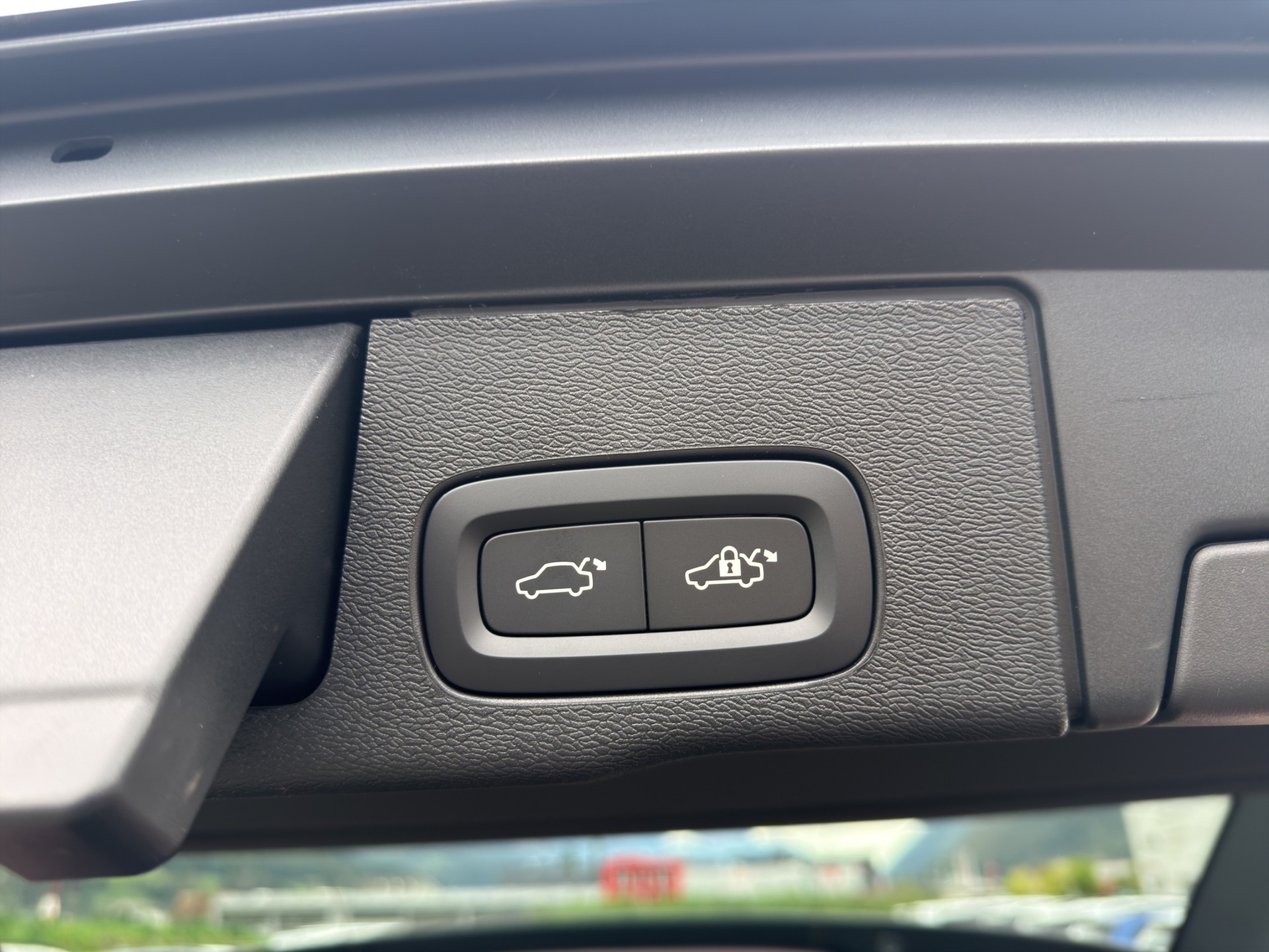 VOLVO XC60 2.0 T8 TE Black Edition eAWD-image-17