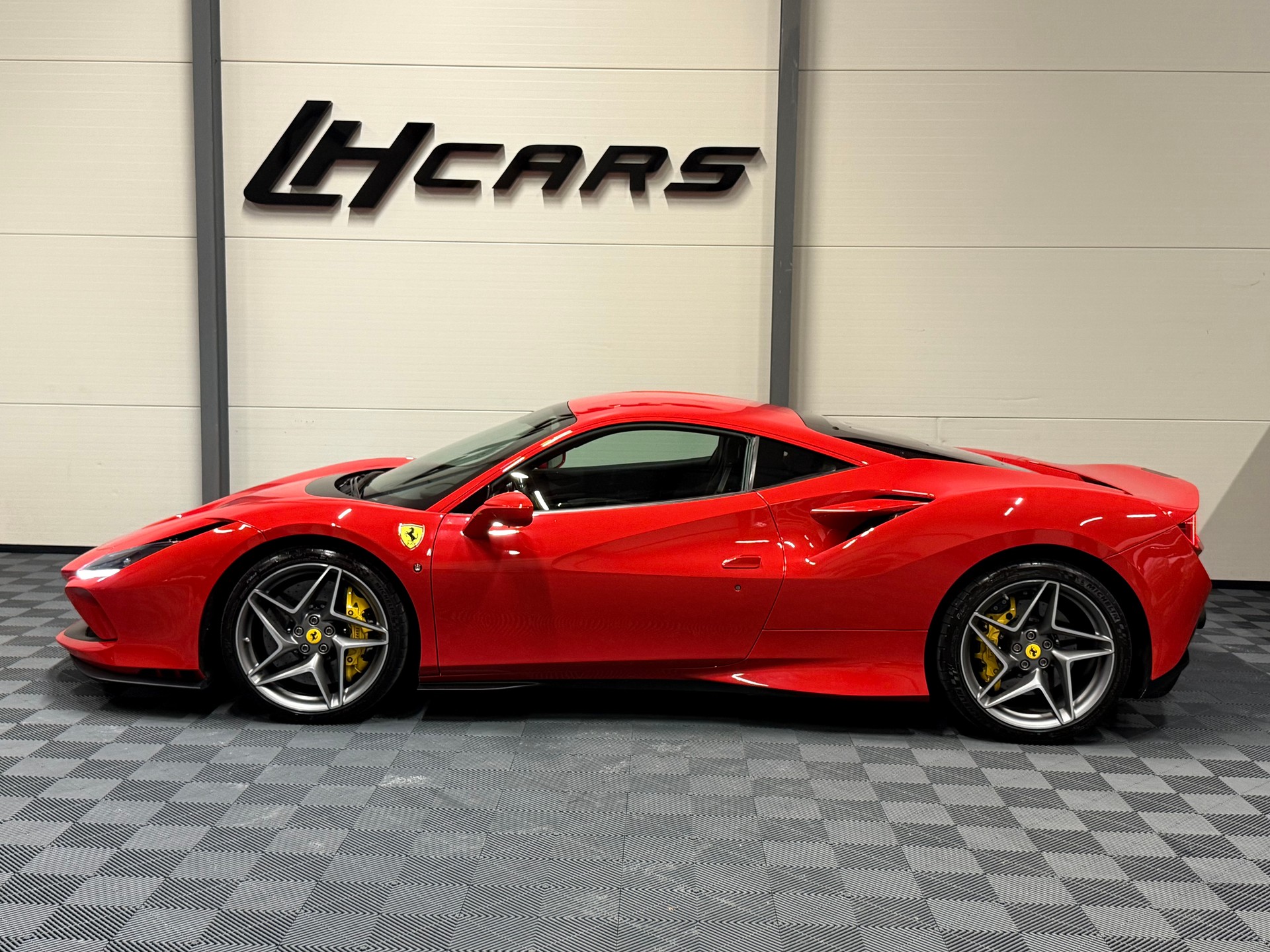 FERRARI F8 Tributo-image-1
