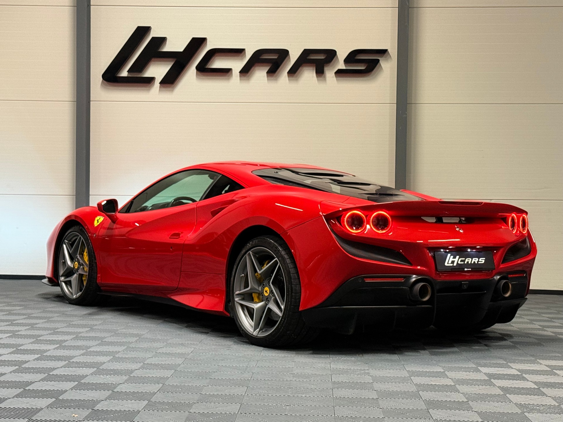 FERRARI F8 Tributo-image-2