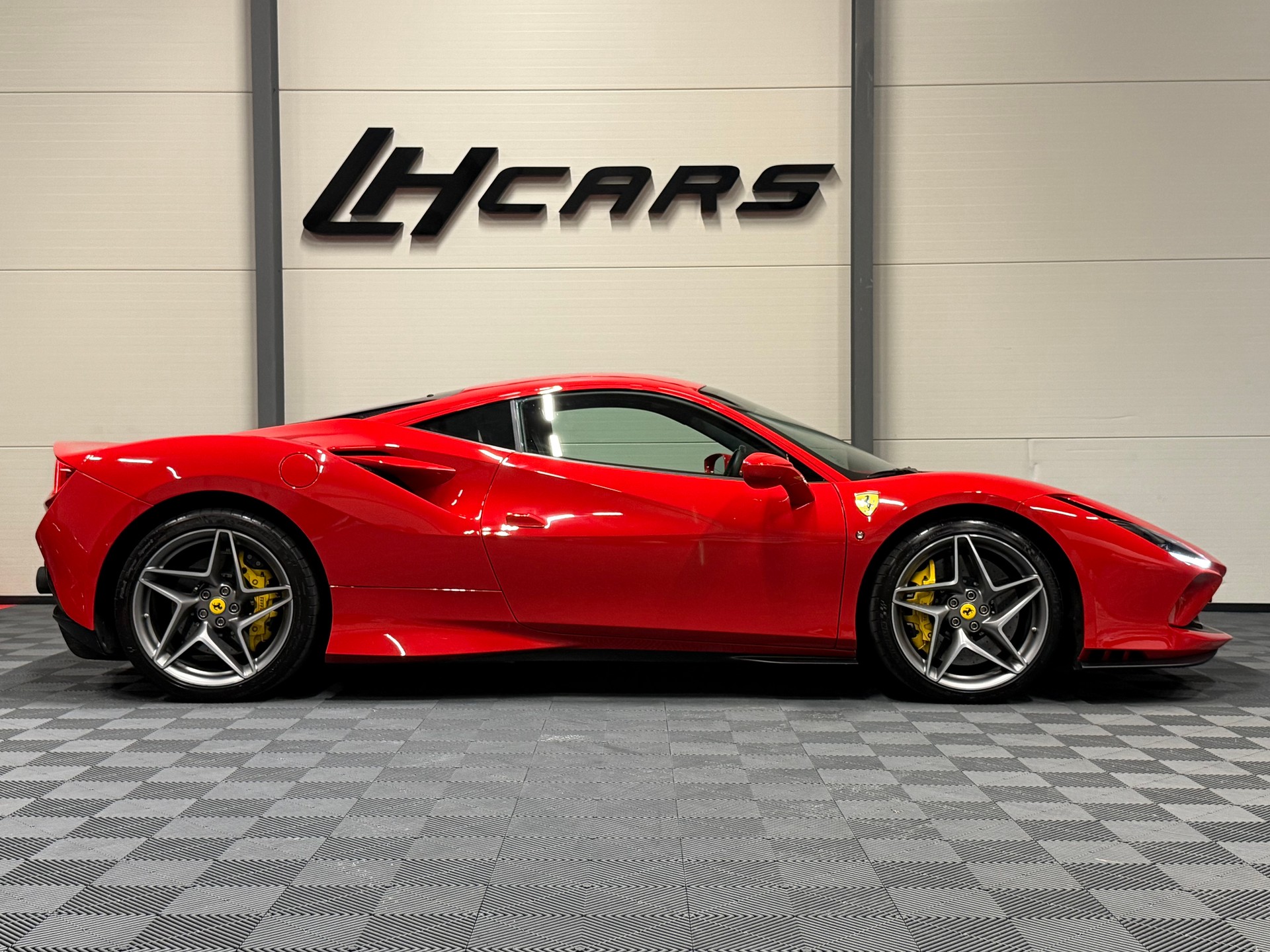 FERRARI F8 Tributo-image-4