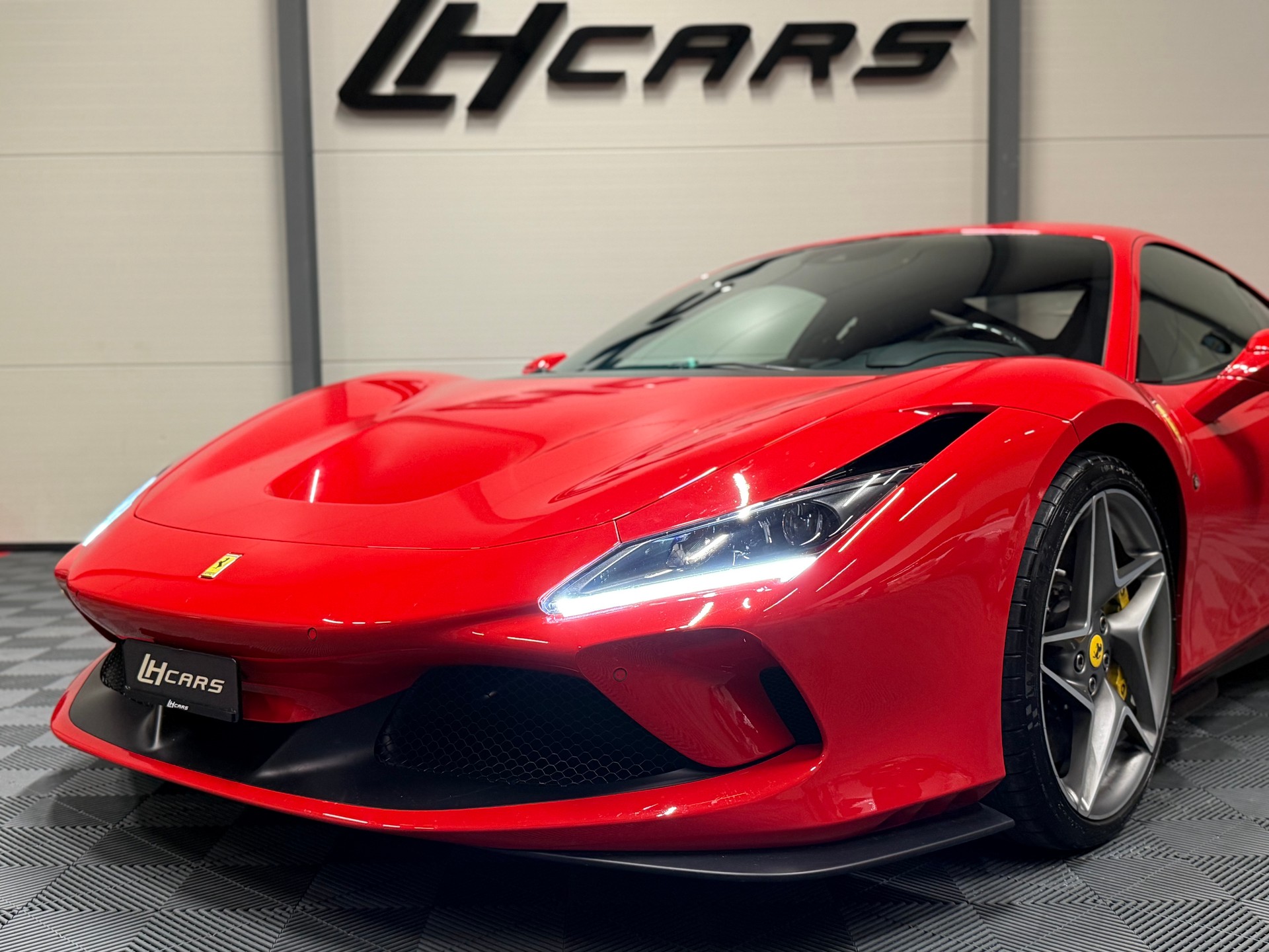 FERRARI F8 Tributo-image-9