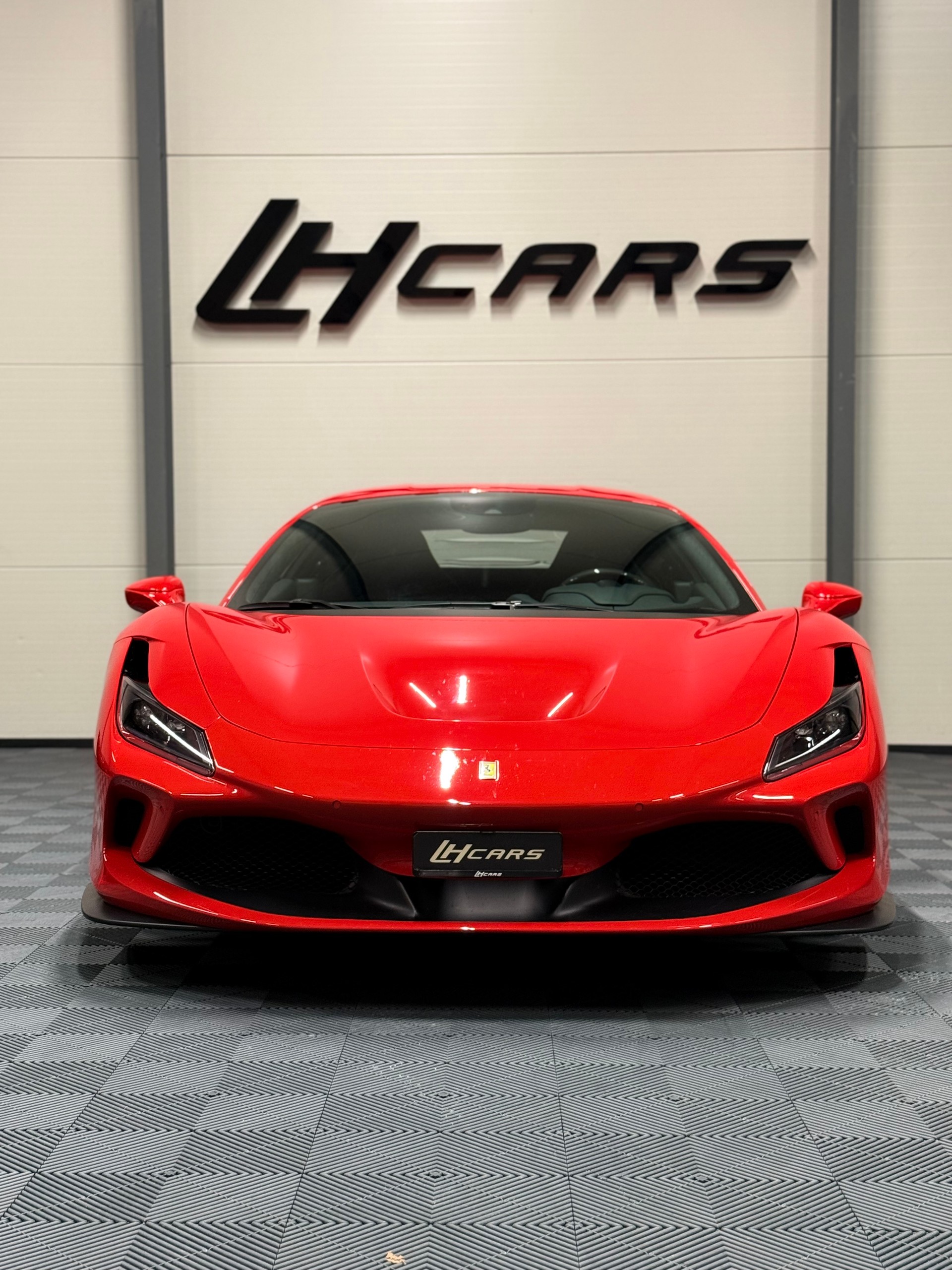 FERRARI F8 Tributo-image-6