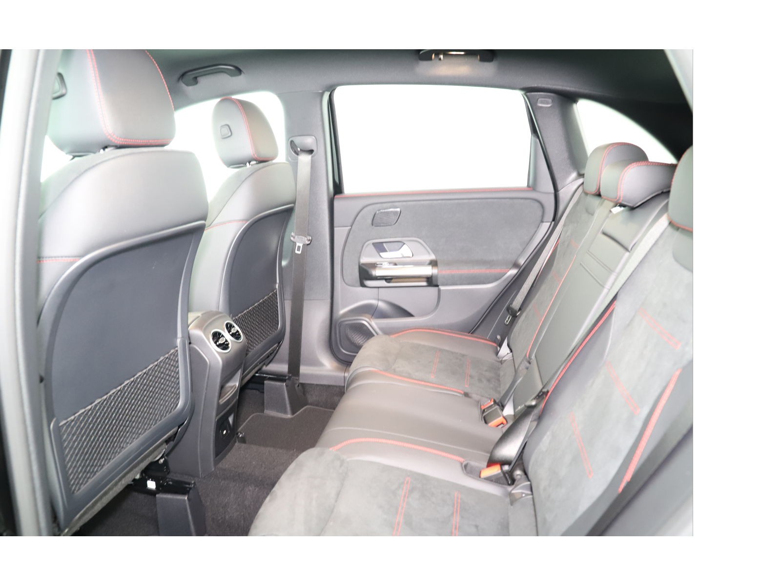 MERCEDES-BENZ B 180-image-9