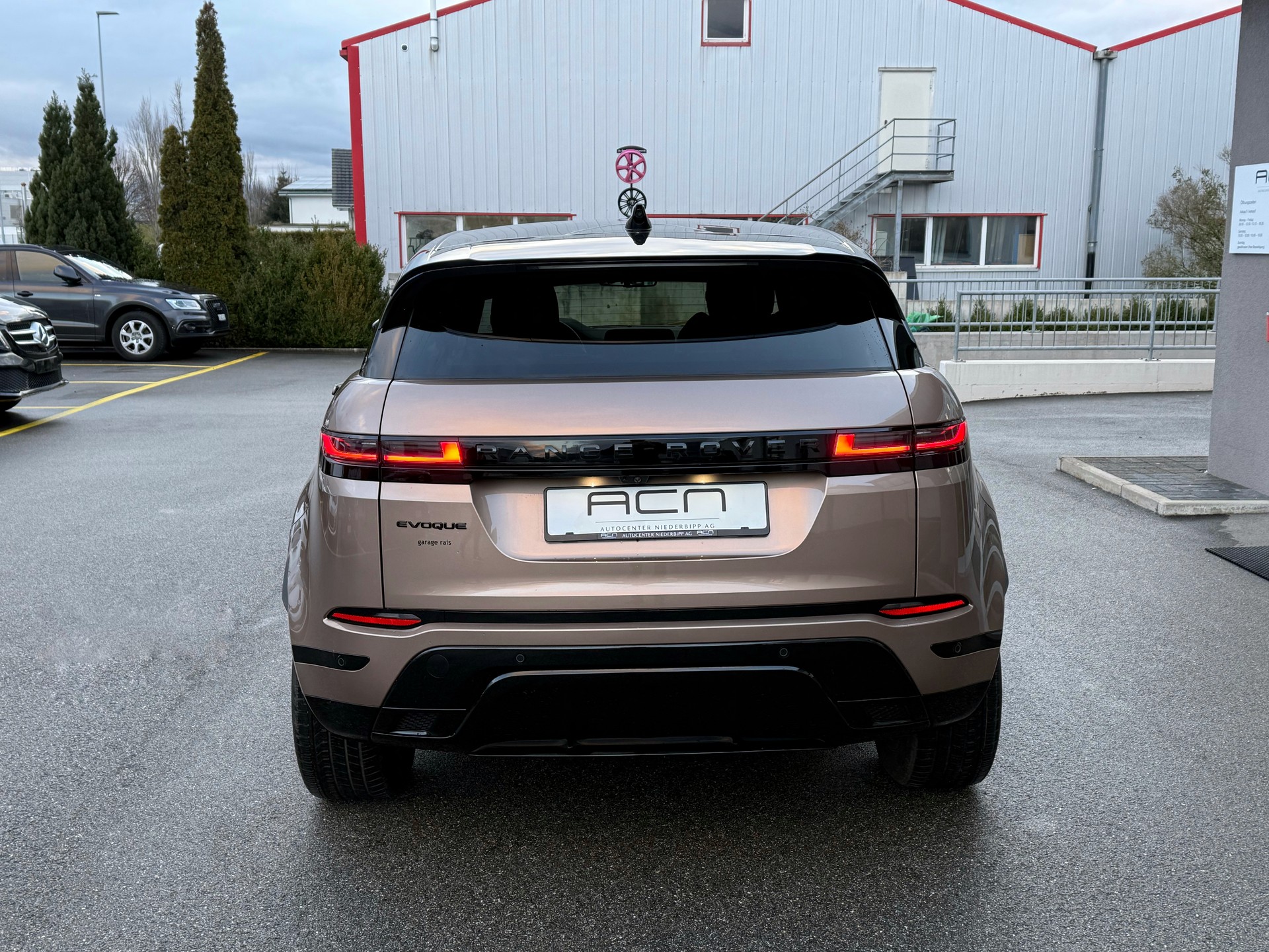 LAND ROVER Range Rover Evoque R-Dynamic P 300e SE AT8-showroom-element-3