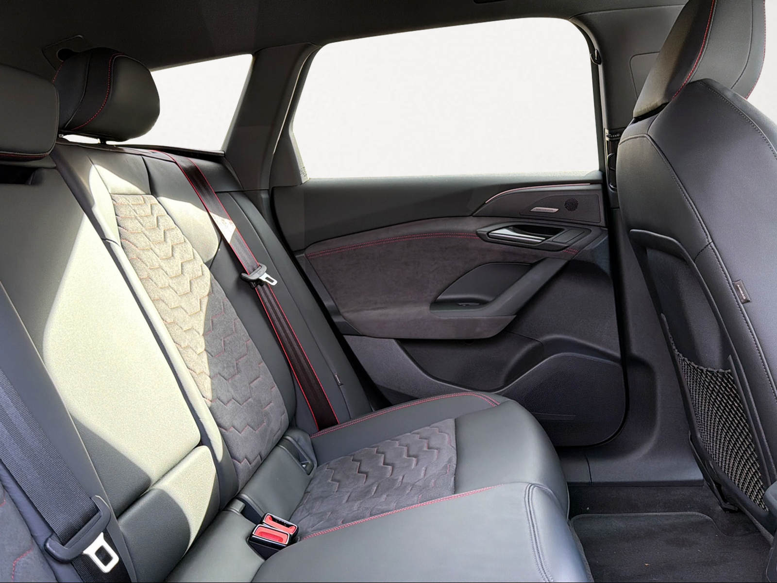 AUDI S6 Avant e-tron quattro-image-7