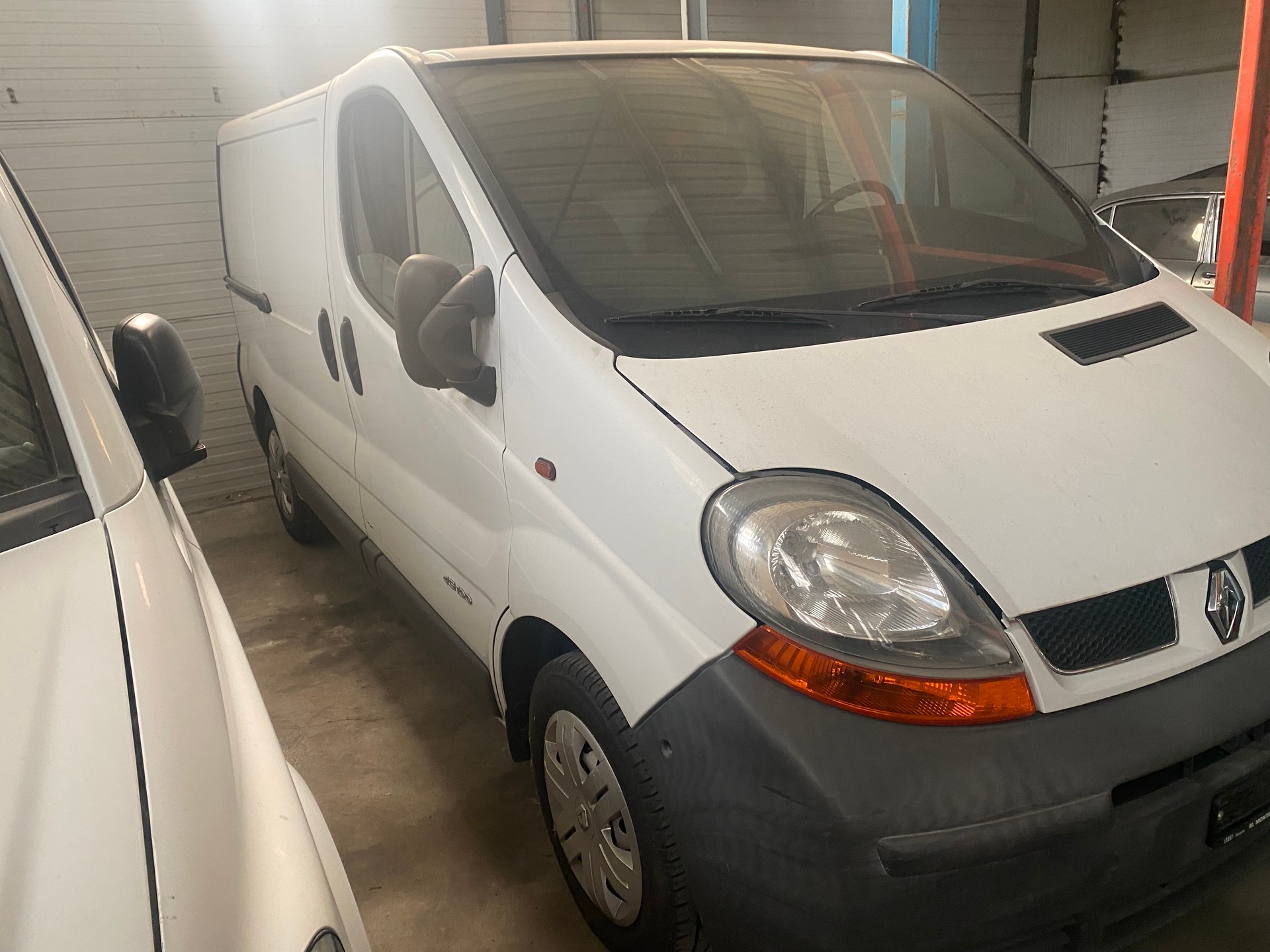 RENAULT Trafic 1.9 dCi 100 2.7t-image-1