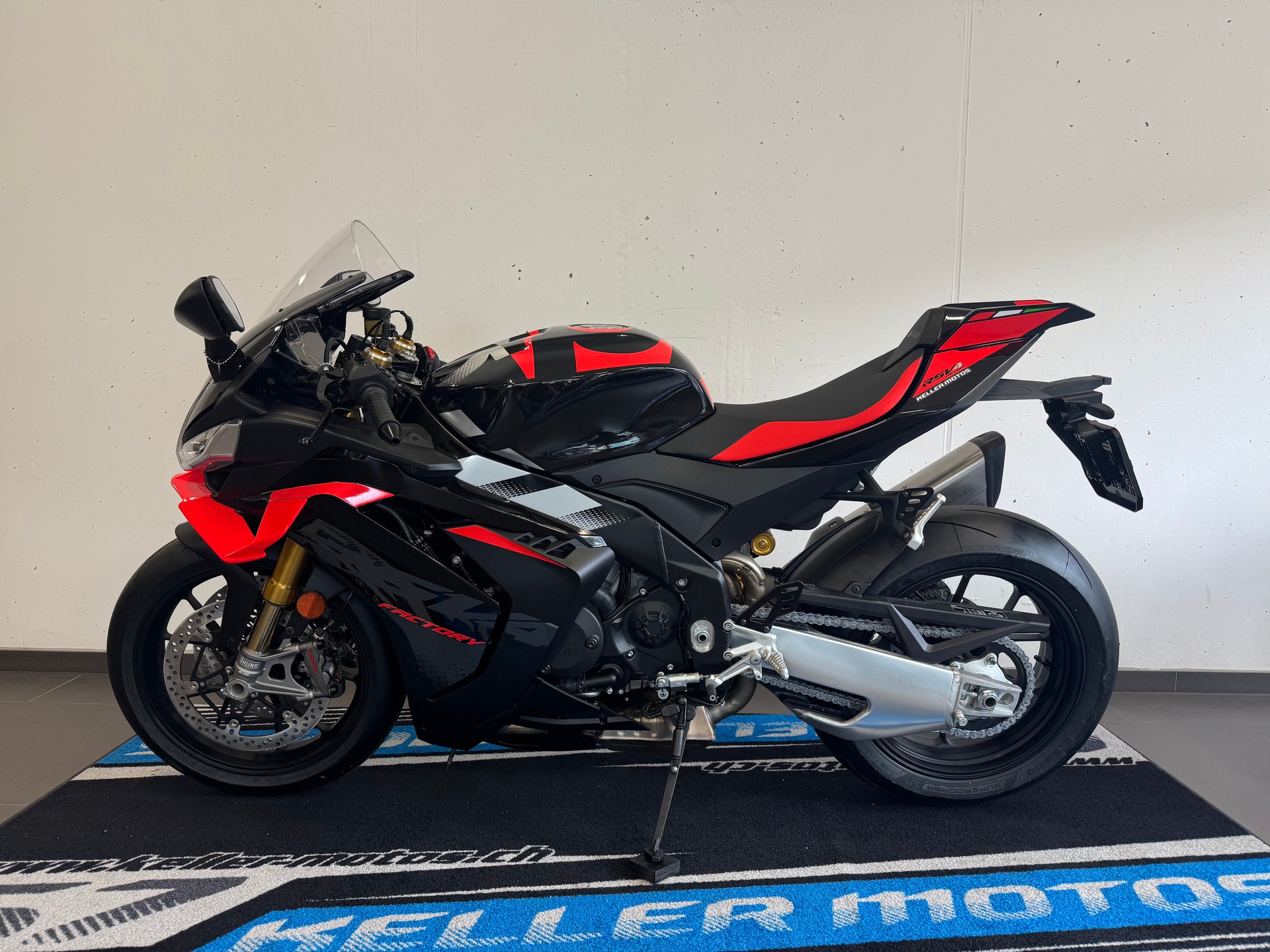APRILIA RSV4 1100 E5+ Factory-showroom-element-1