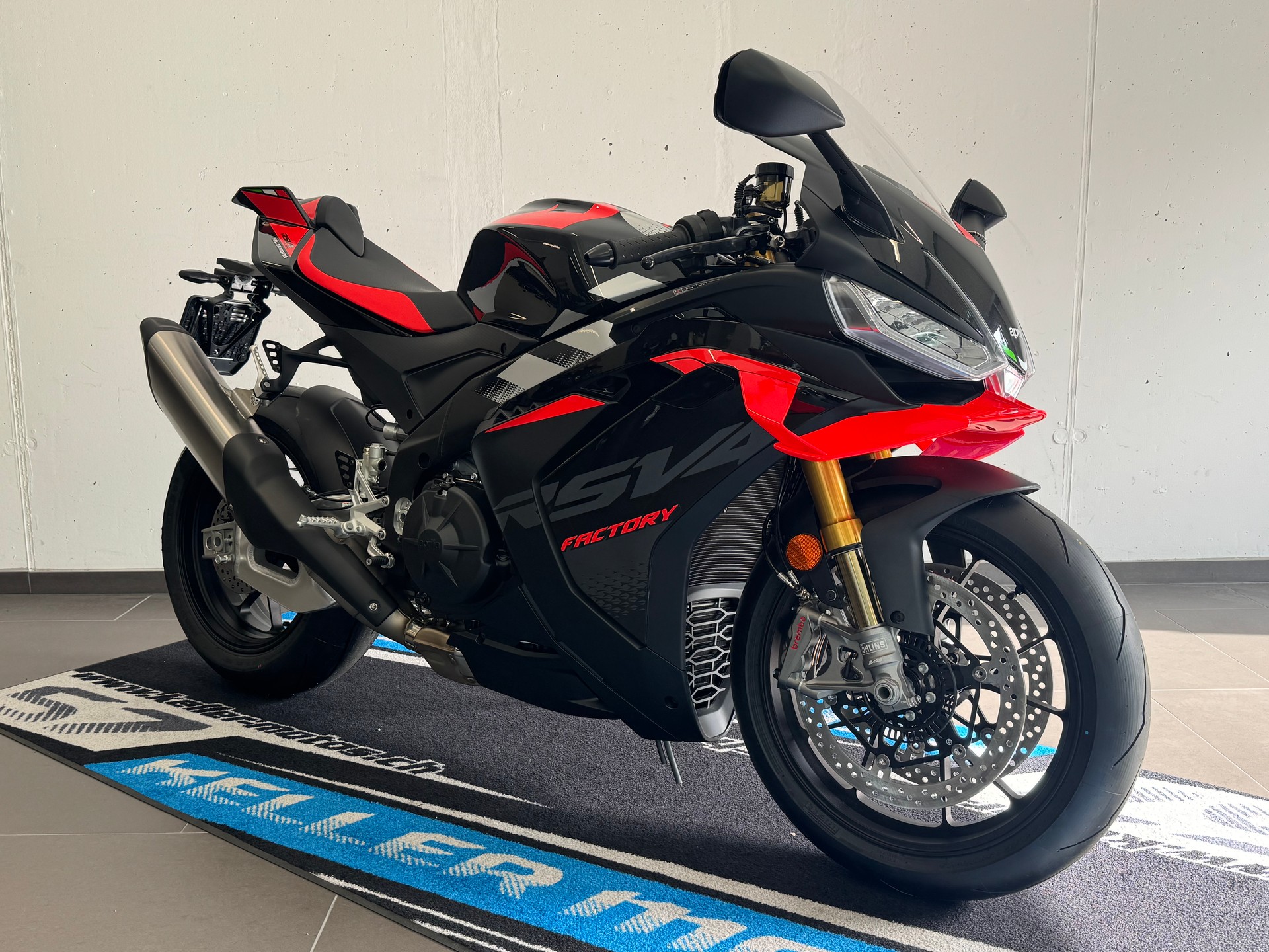 APRILIA RSV4 1100 E5+ Factory-showroom-element-3