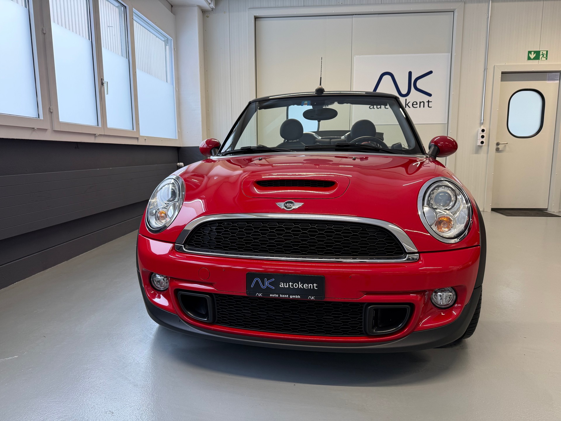 MINI Cooper S Cabriolet-image-1