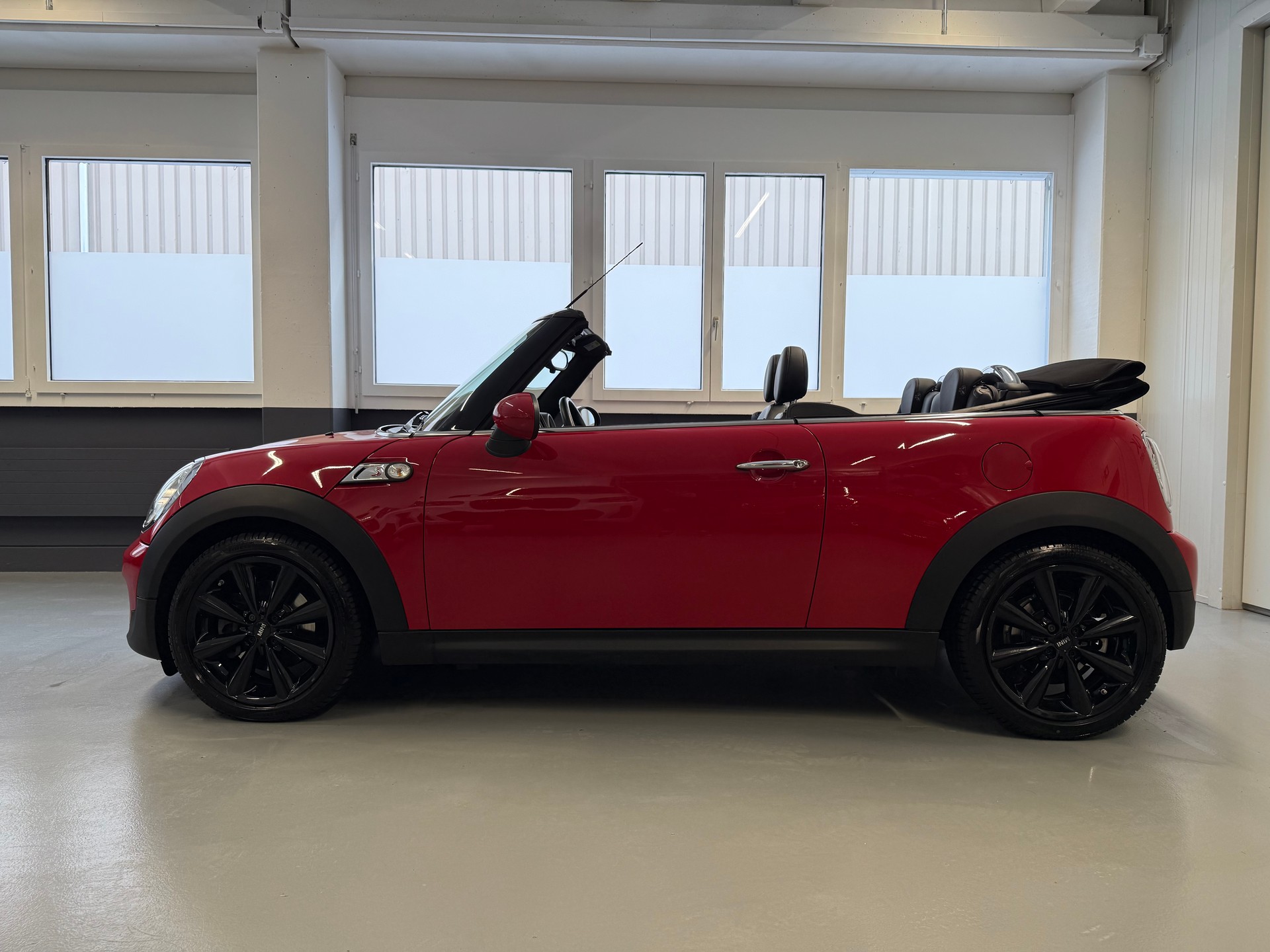 MINI Cooper S Cabriolet-image-2