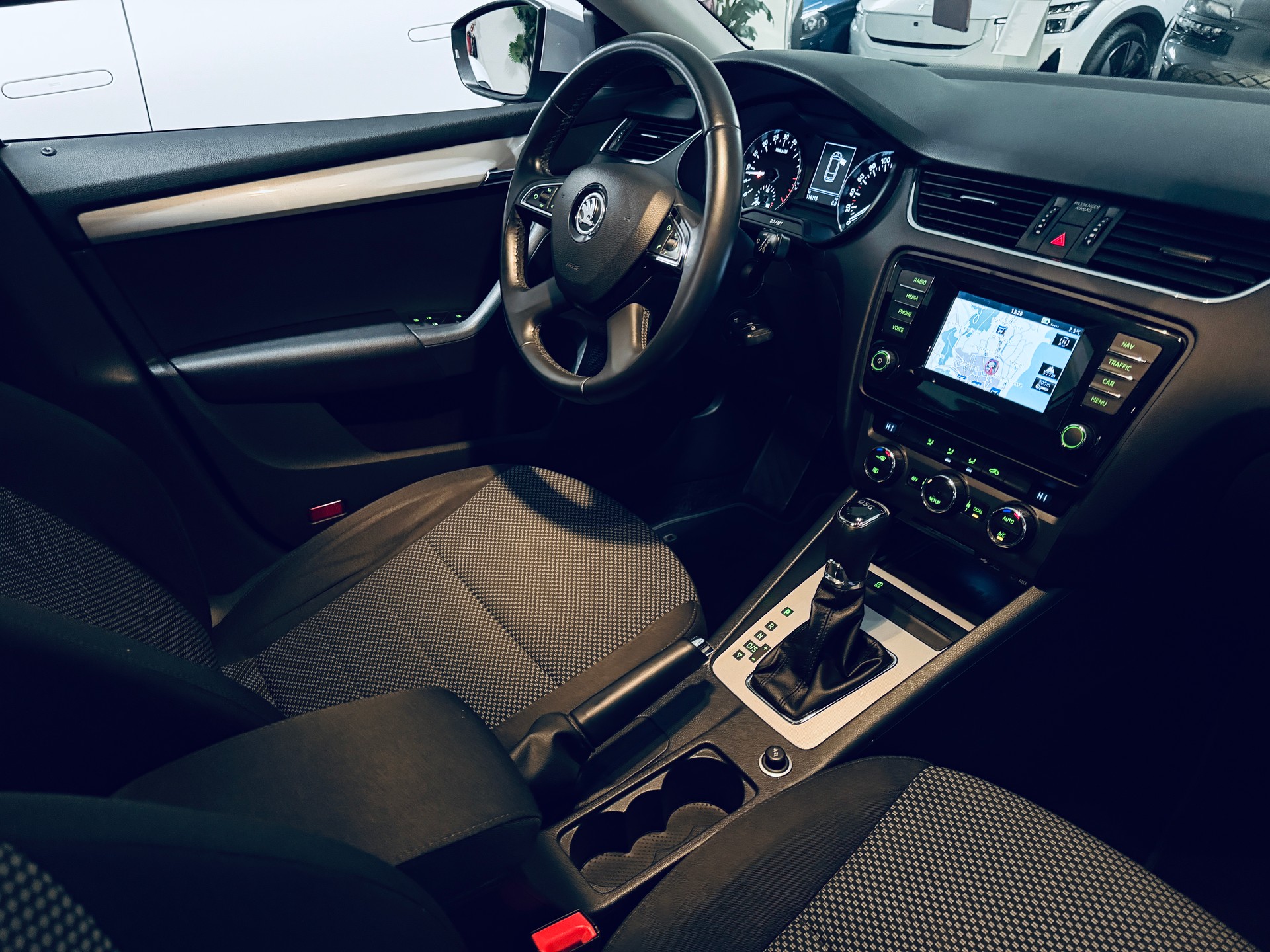 SKODA Octavia Combi 1.6 TDI Ambition DSG-image-21