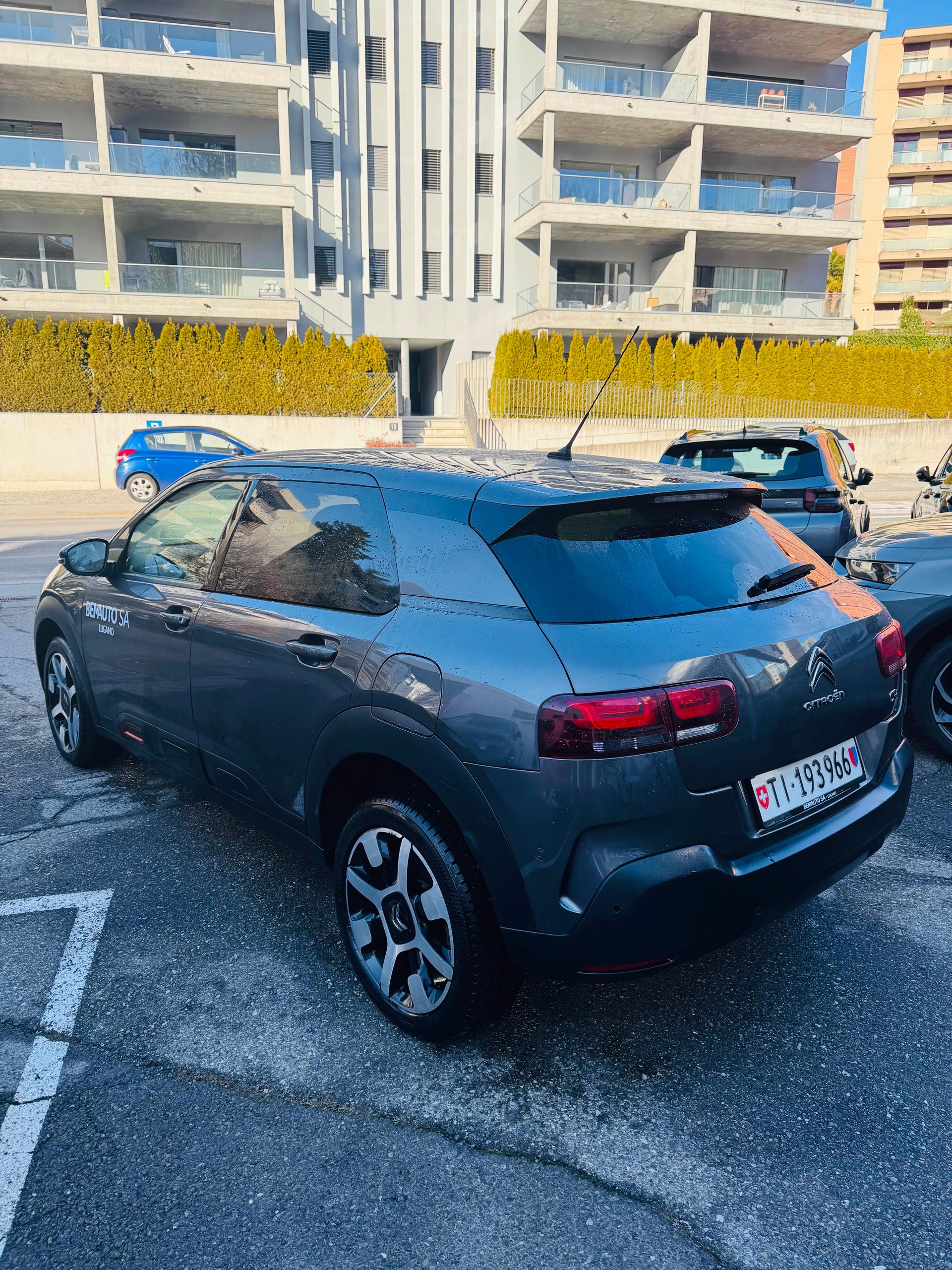 CITROEN C4 Cactus 1.2 PureTech Shine-image-3