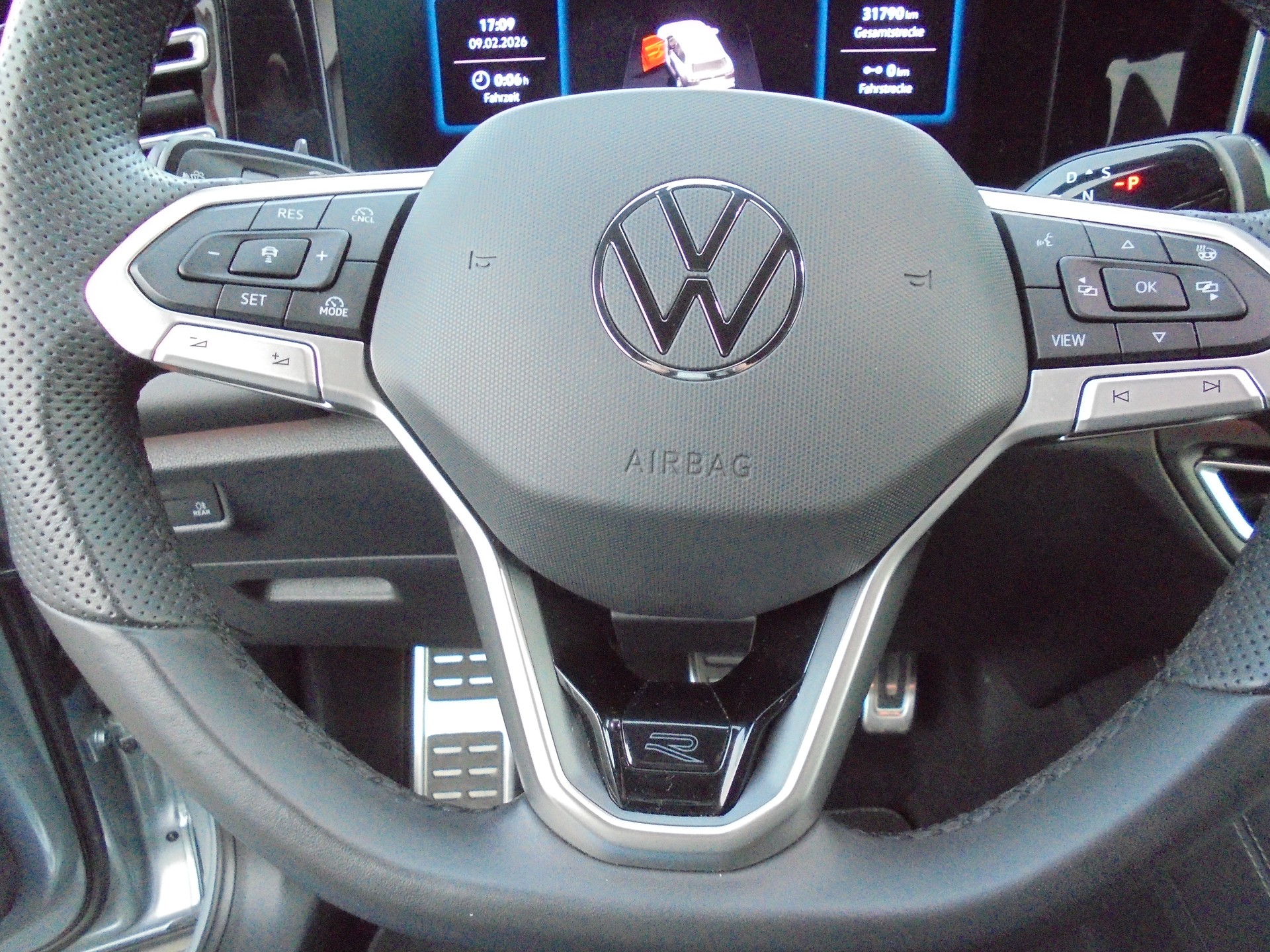 VW Tiguan 2.0 TDI SCR R-Line 4Motion DSG-image-16