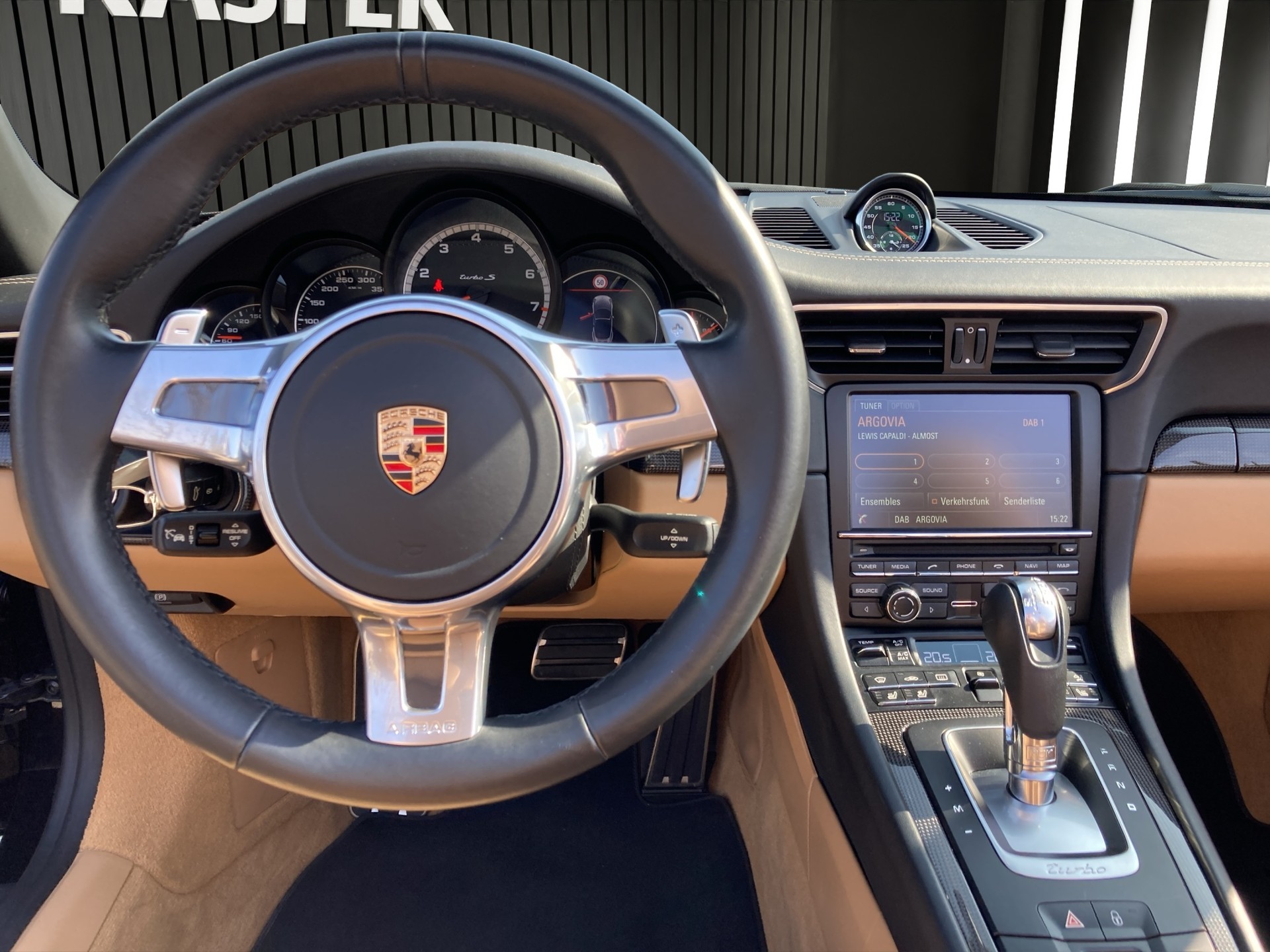 PORSCHE 911 Turbo S Cabriolet-image-12