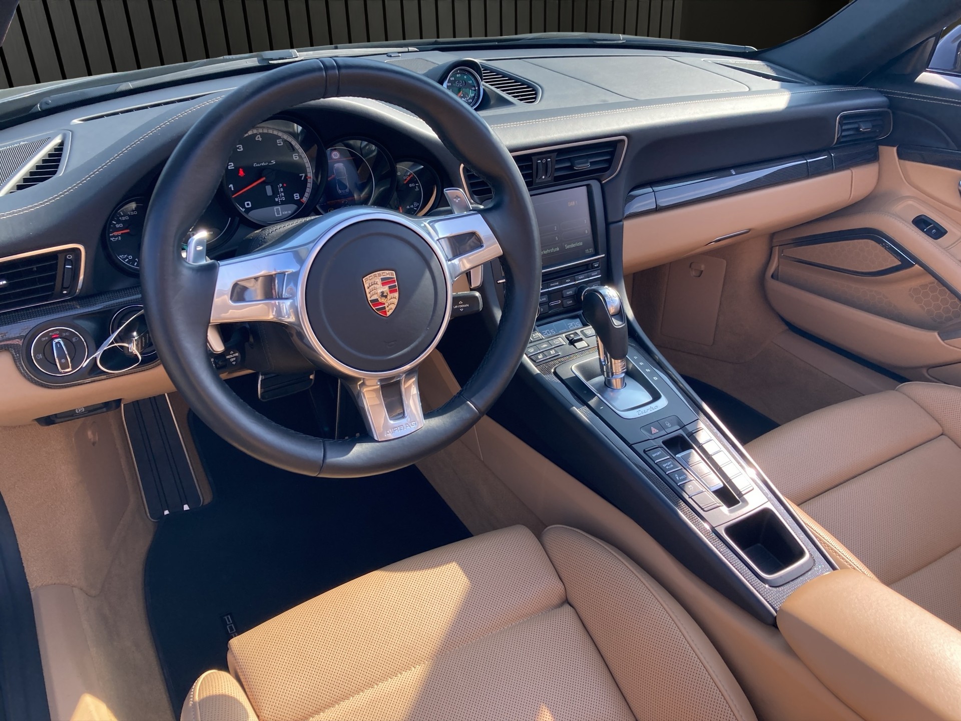 PORSCHE 911 Turbo S Cabriolet-image-9