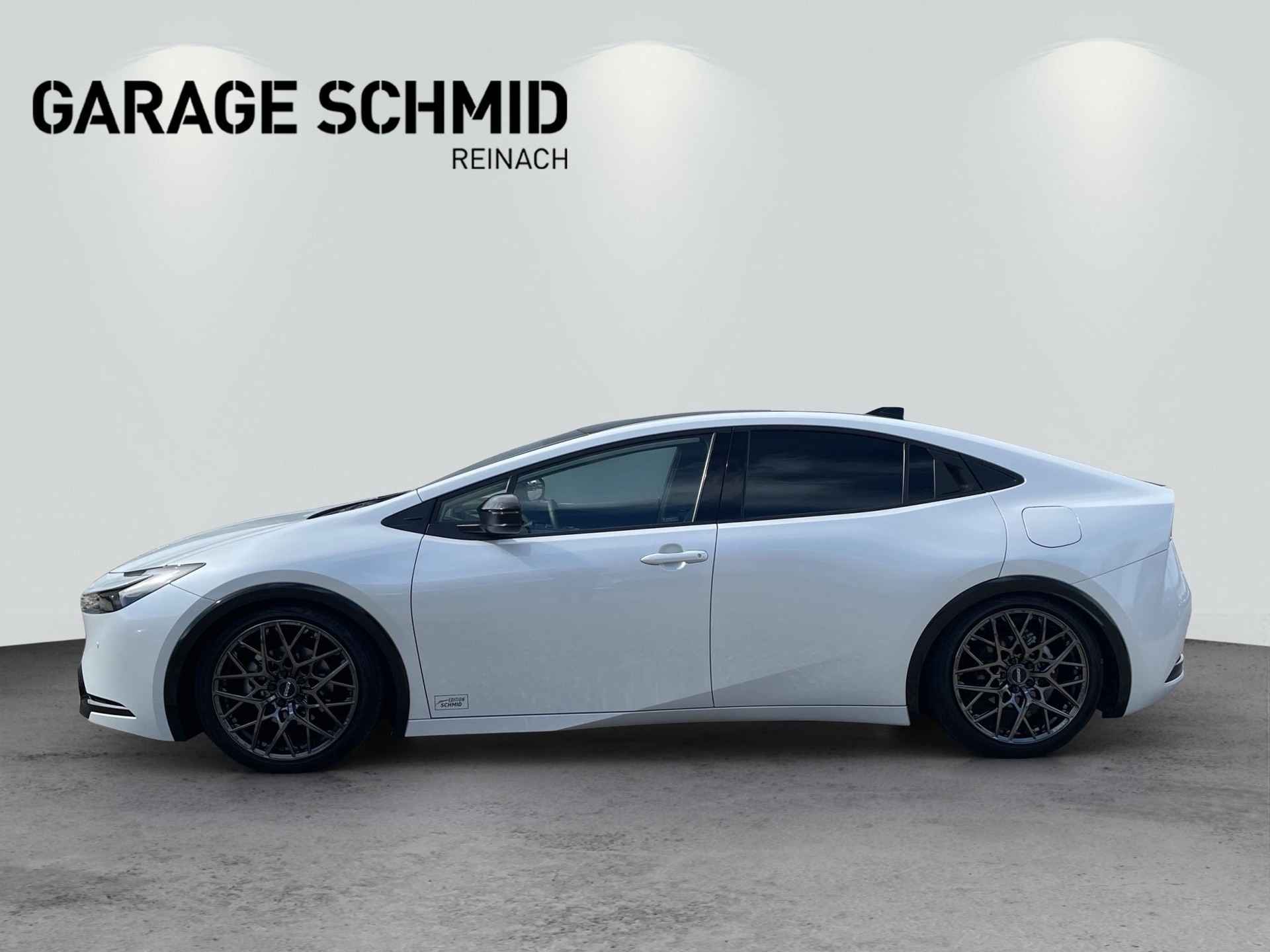 TOYOTA Prius 2.0 Plug-In-Hybrid Style-showroom-element-3