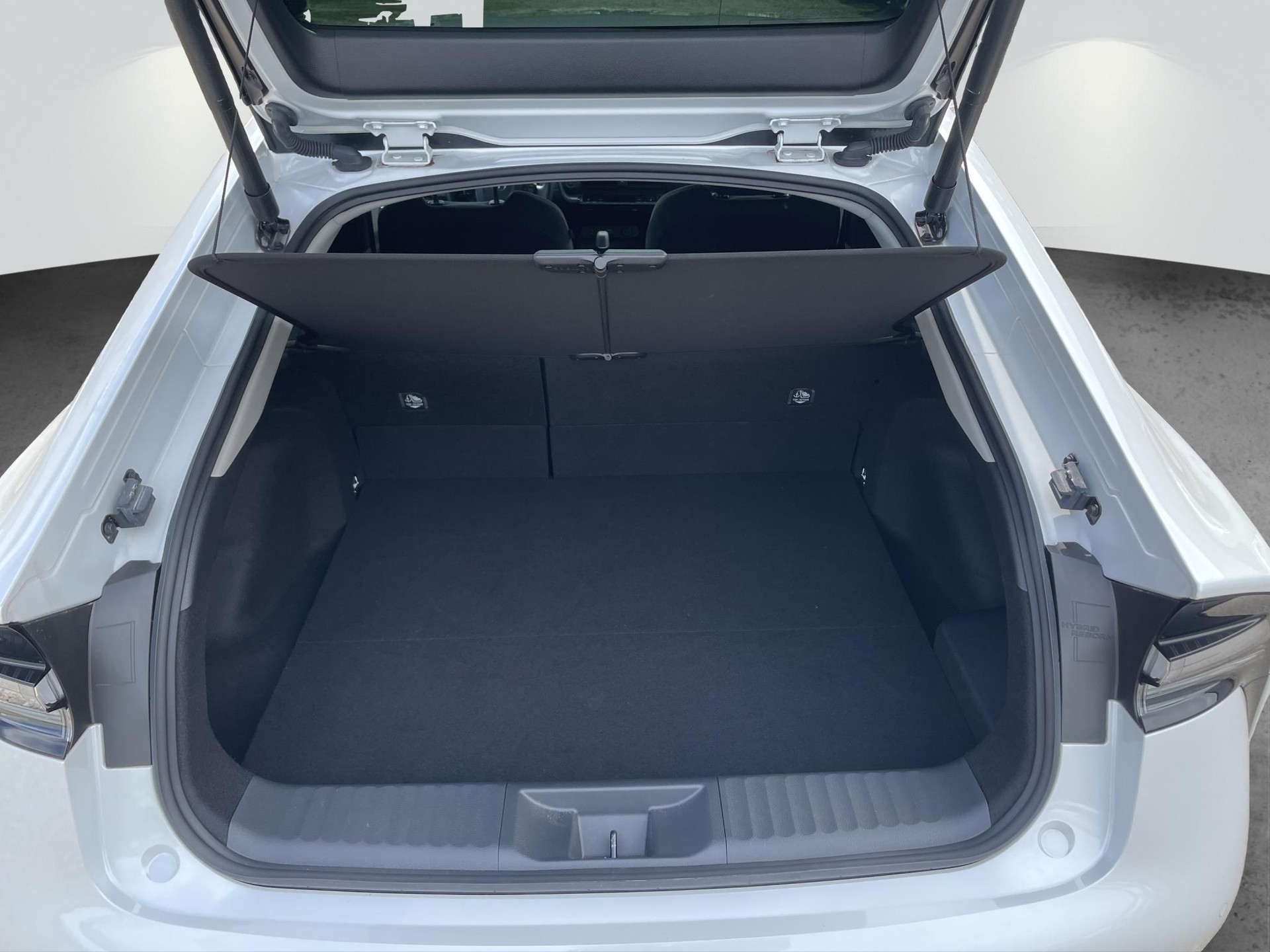 TOYOTA Prius 2.0 Plug-In-Hybrid Style-image-13