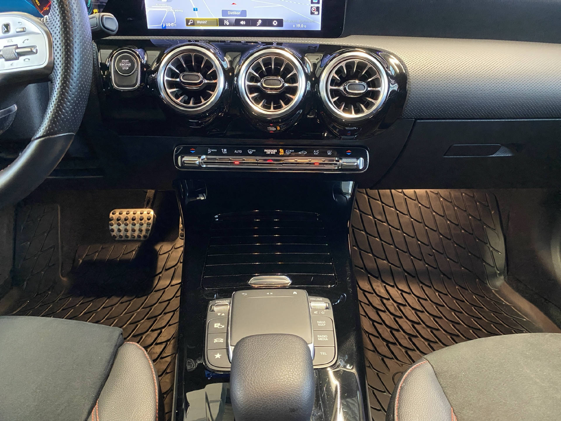 MERCEDES-BENZ A 250 e AMG Line-image-8