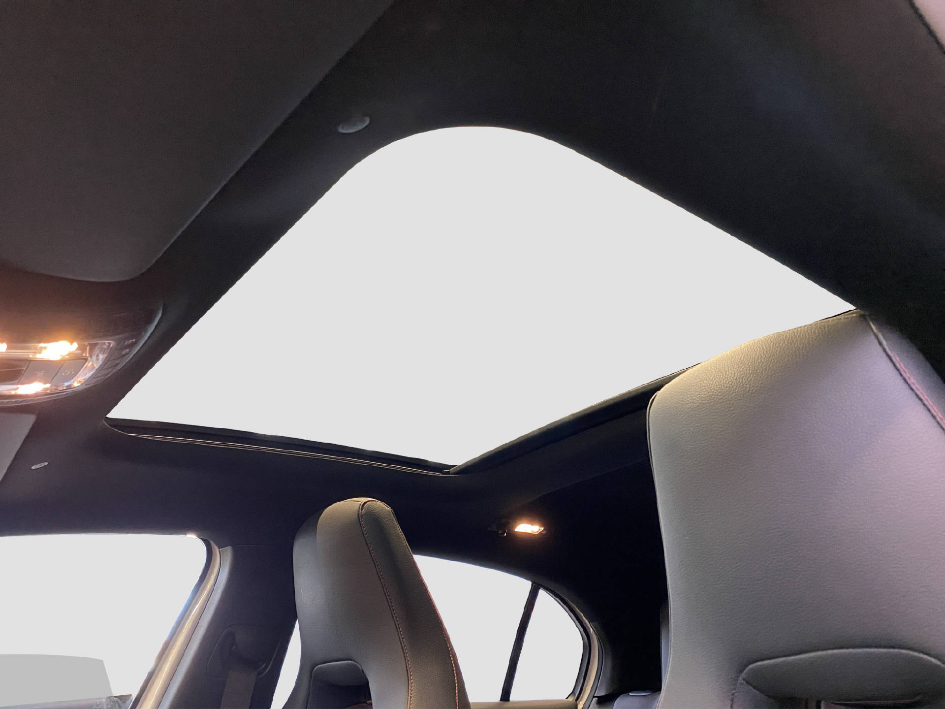 MERCEDES-BENZ A 250 e AMG Line-image-10