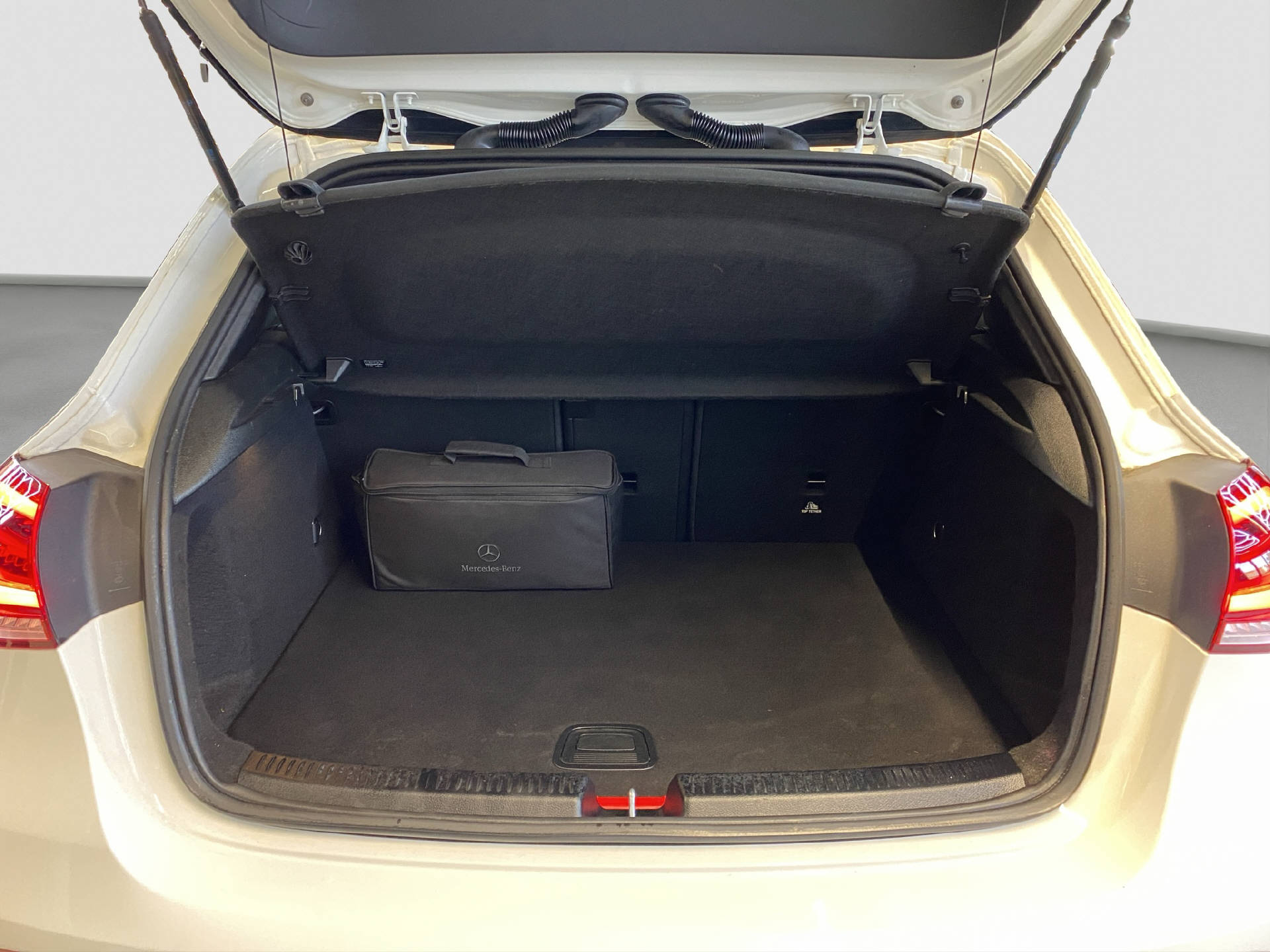 MERCEDES-BENZ A 250 e AMG Line-image-13