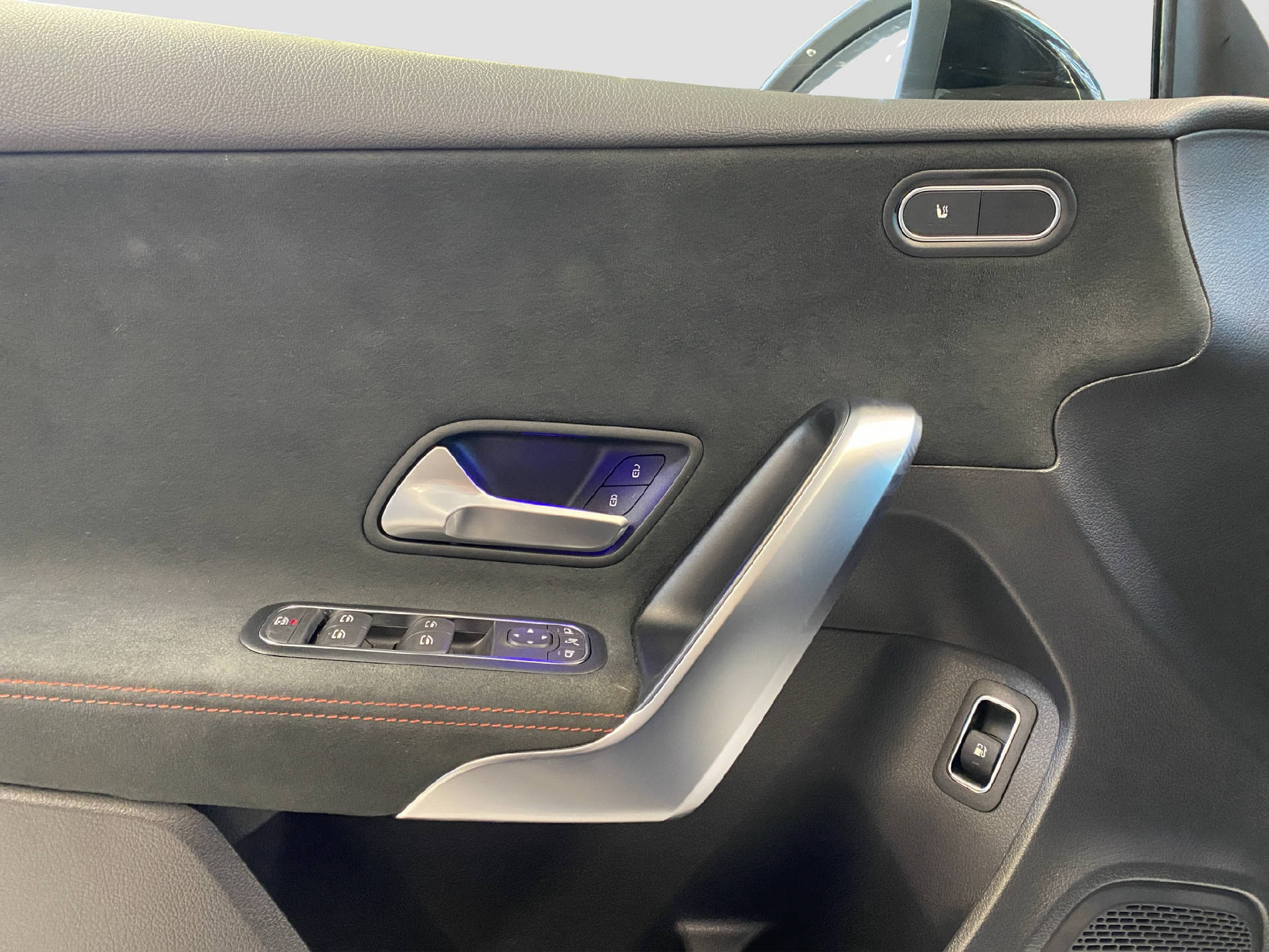 MERCEDES-BENZ A 250 e AMG Line-image-11