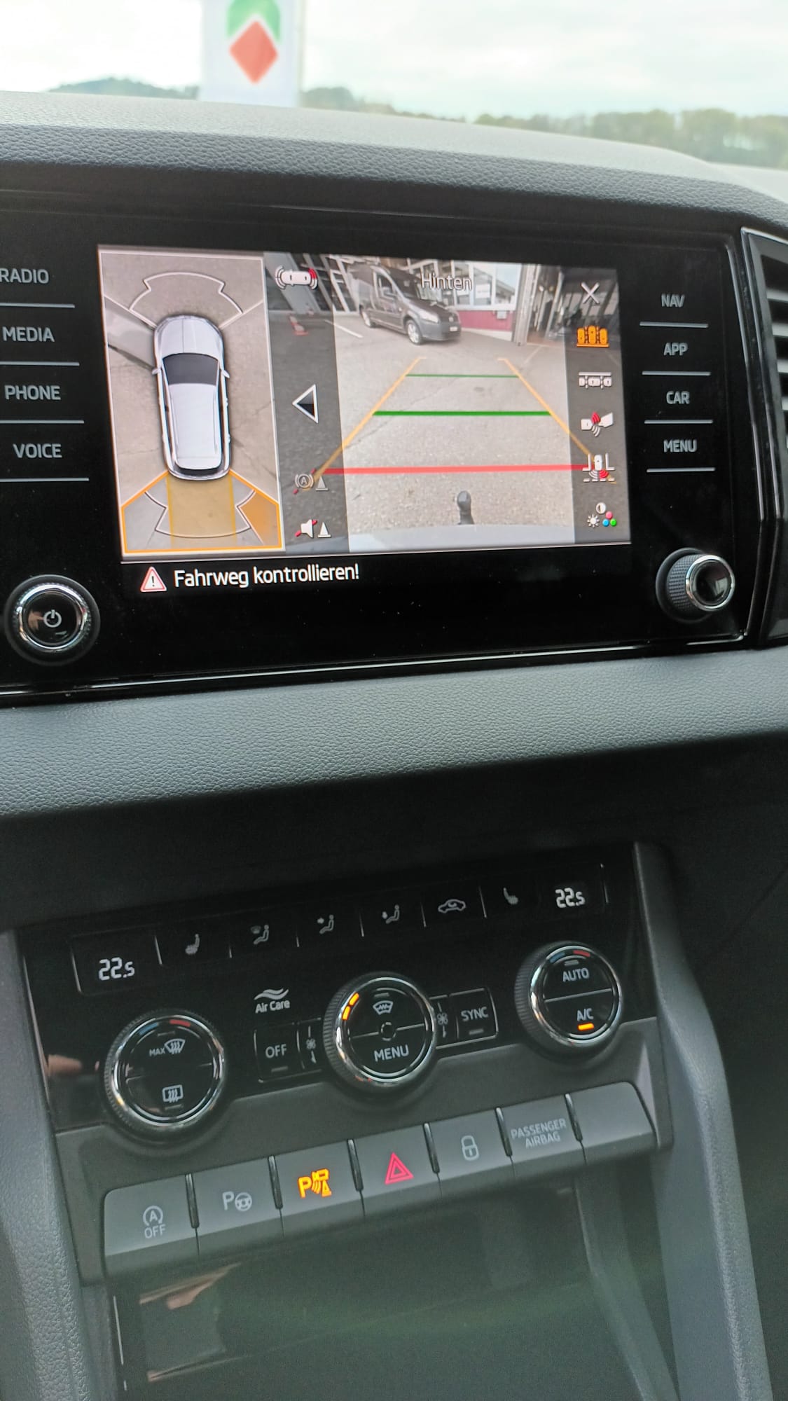SKODA Karoq 2.0 TSI SportLine 4x4 DSG-image-11