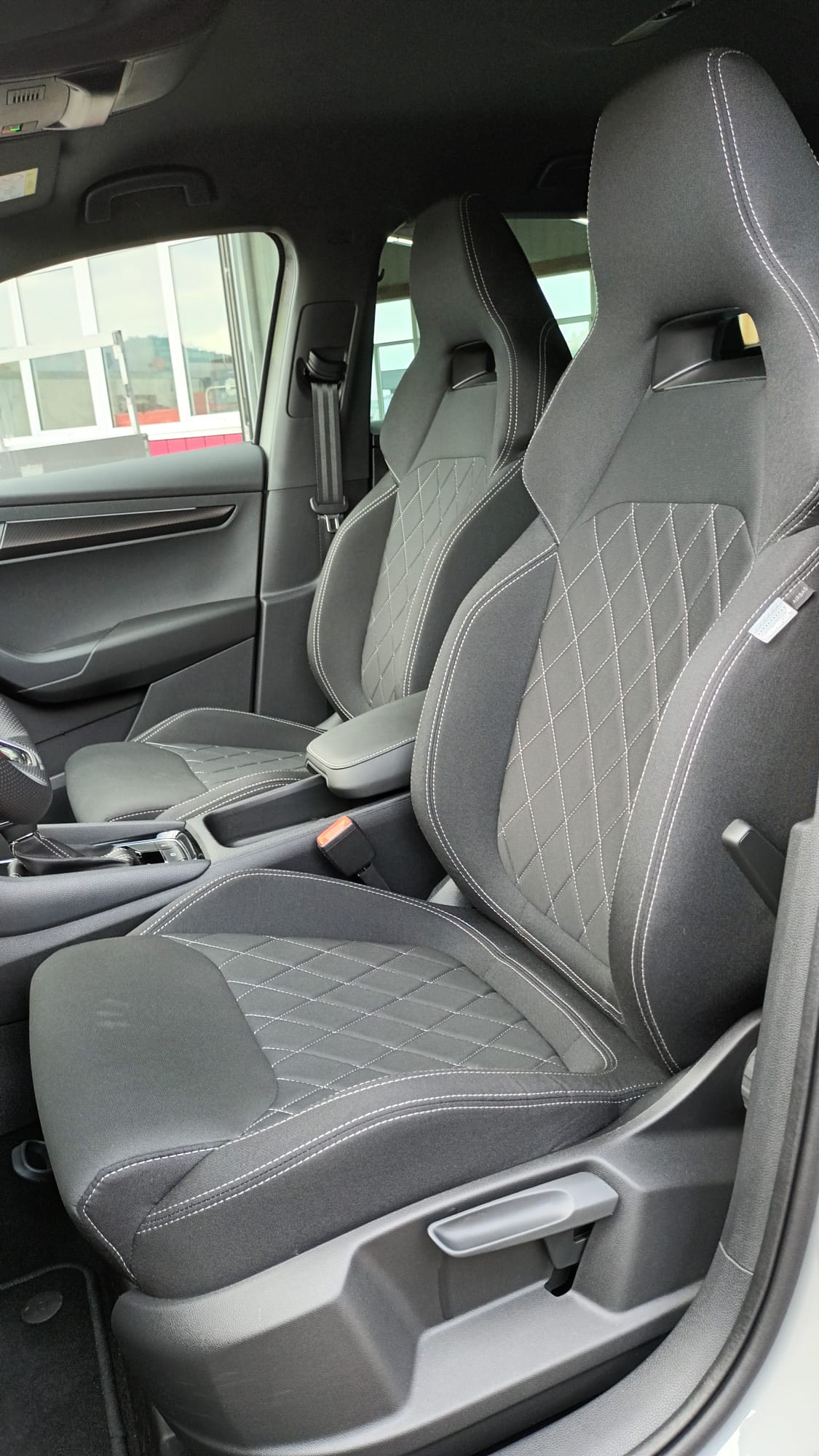 SKODA Karoq 2.0 TSI SportLine 4x4 DSG-image-12