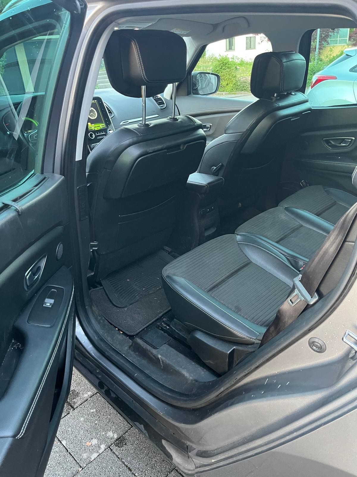 RENAULT Grand Scénic 1.6 dCi Bose EDC-image-9