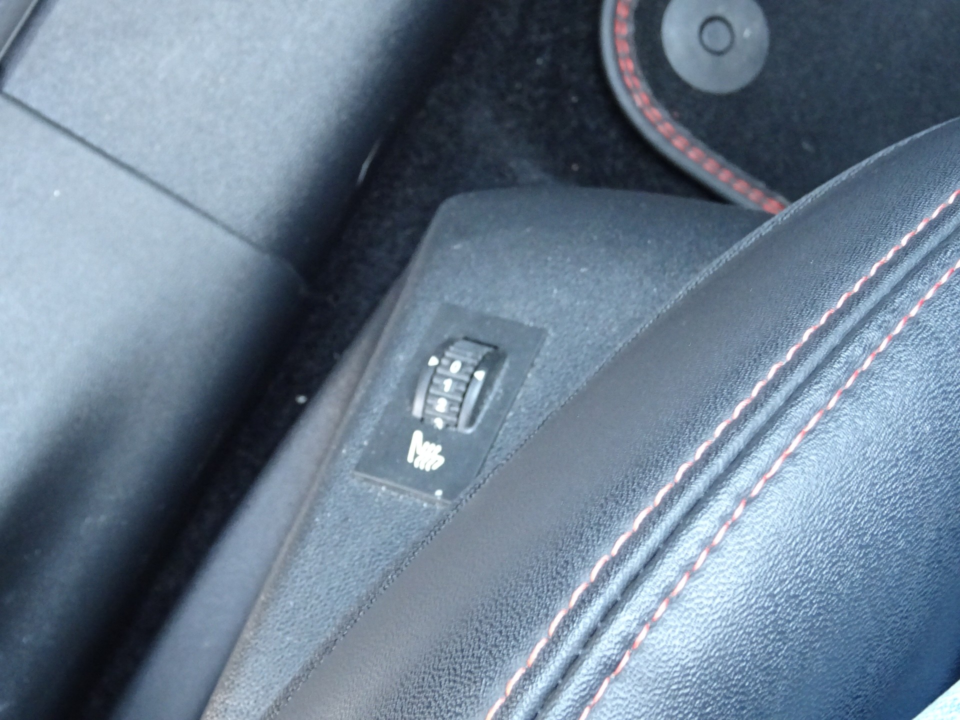PEUGEOT 208 1.2 PureTech Roland Garros EAT6-image-12