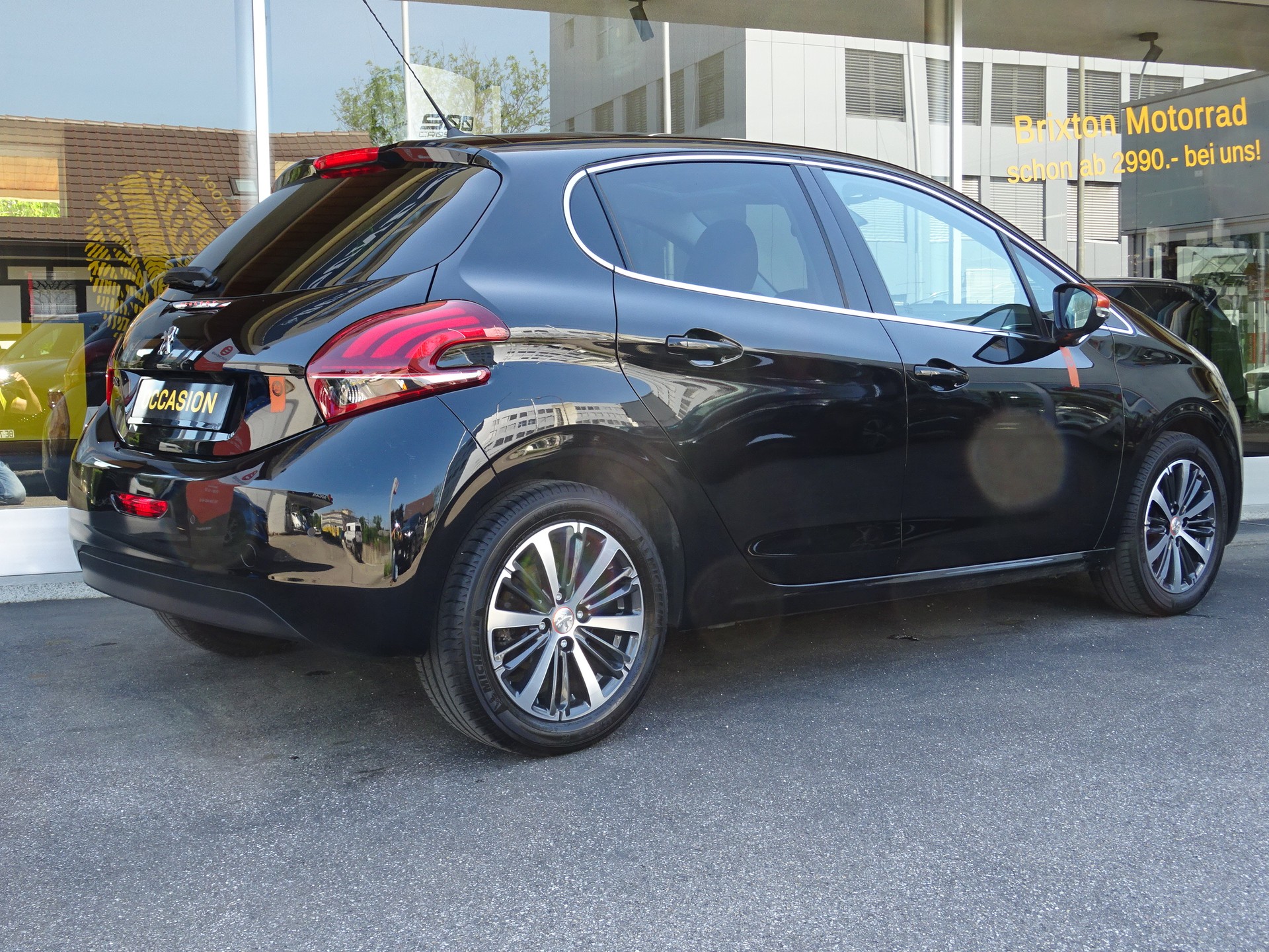 PEUGEOT 208 1.2 PureTech Roland Garros EAT6-image-3