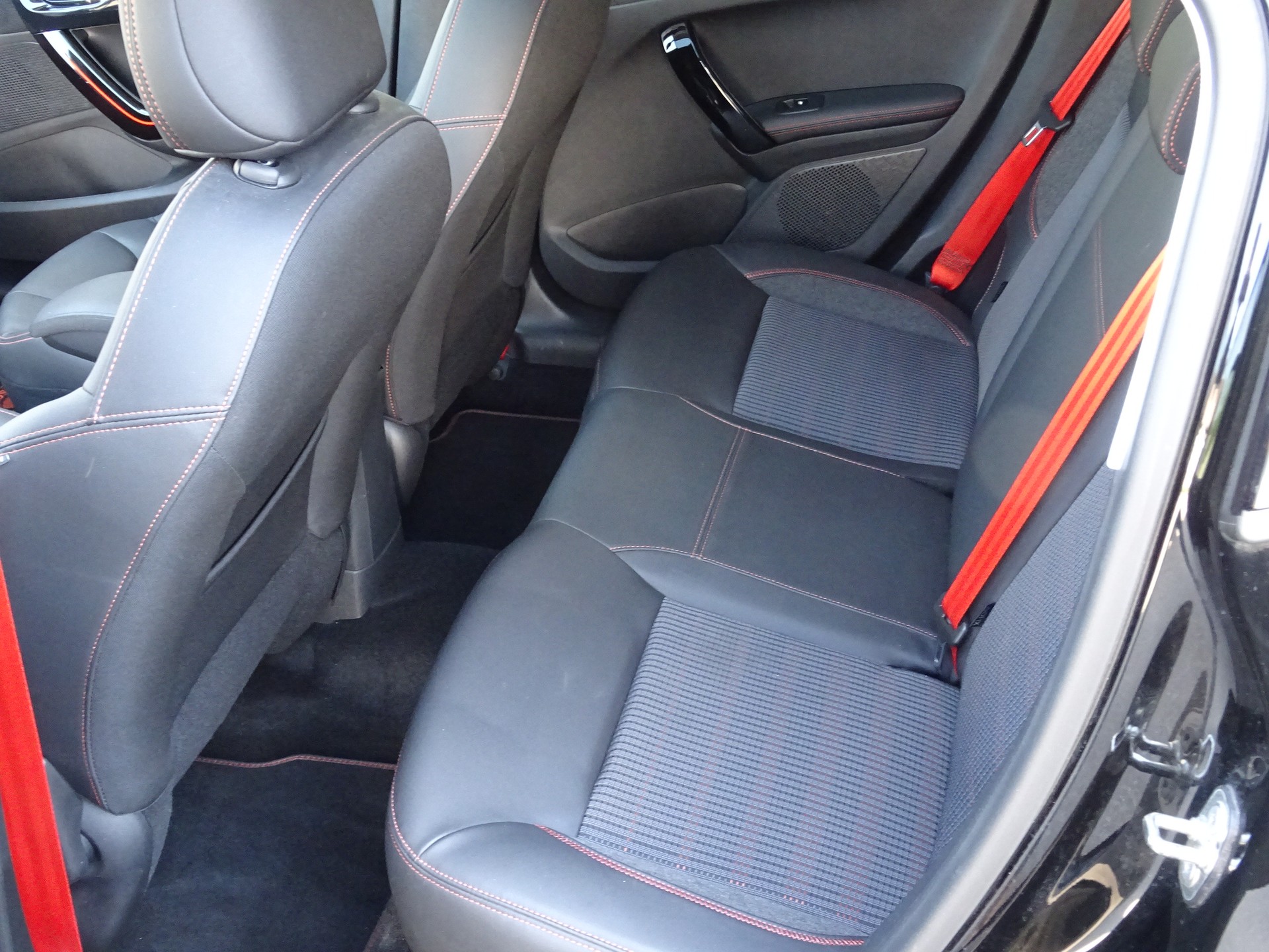PEUGEOT 208 1.2 PureTech Roland Garros EAT6-image-5
