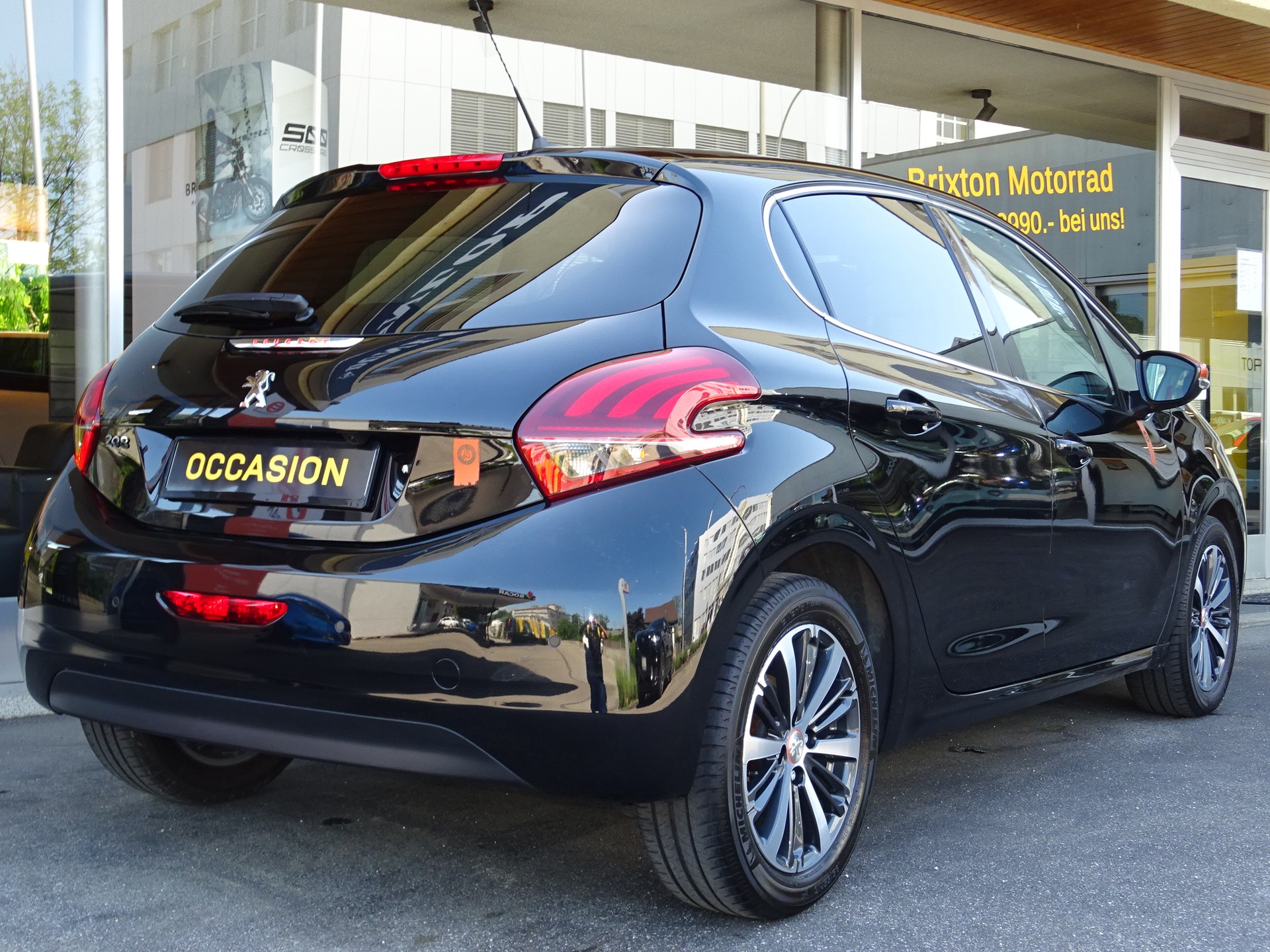 PEUGEOT 208 1.2 PureTech Roland Garros EAT6-image-2