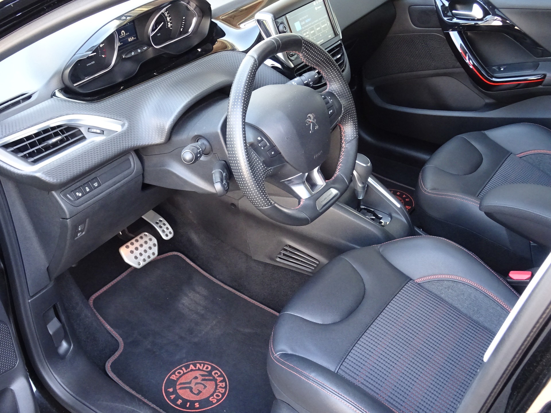 PEUGEOT 208 1.2 PureTech Roland Garros EAT6-image-4