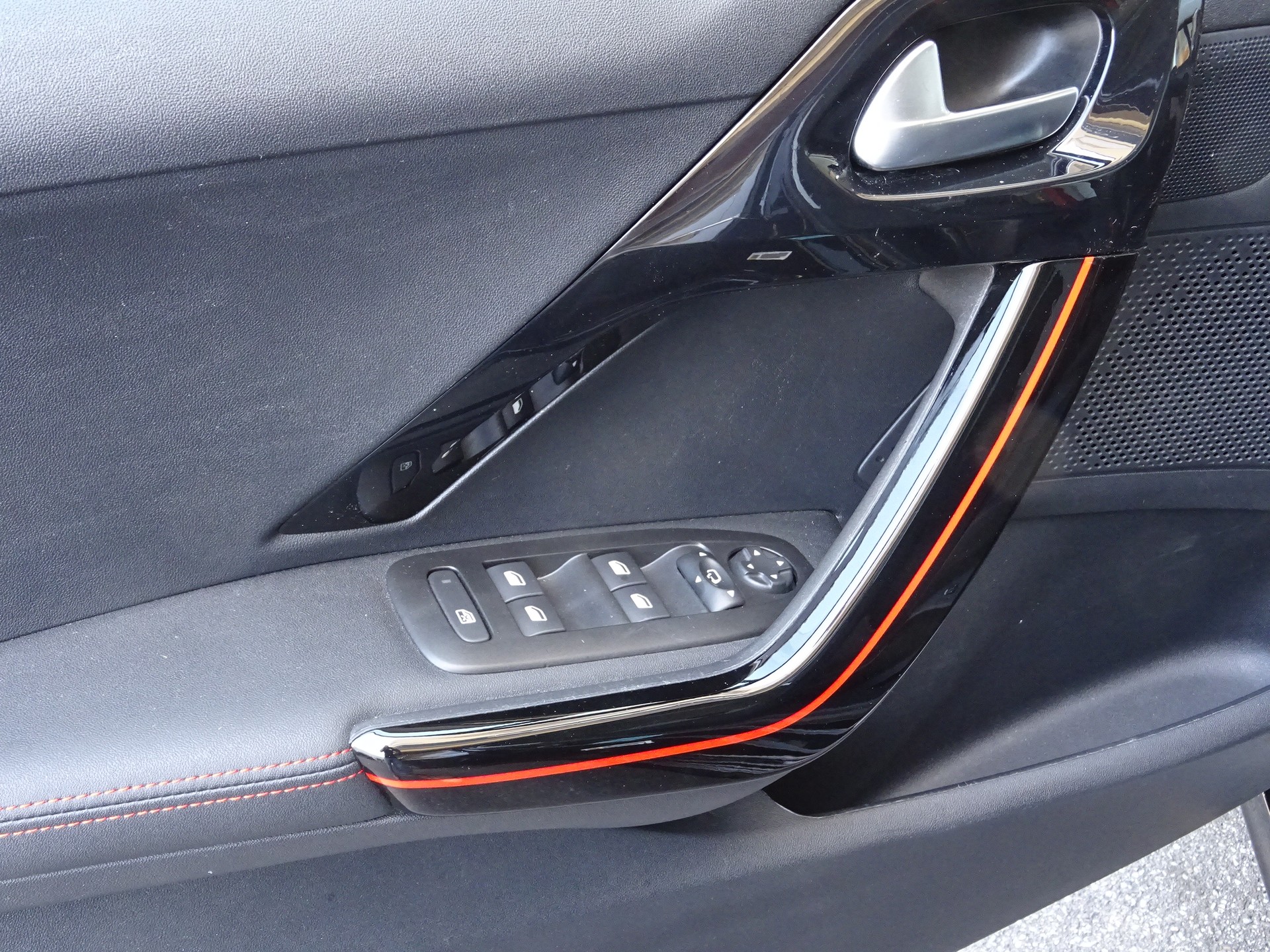 PEUGEOT 208 1.2 PureTech Roland Garros EAT6-image-10