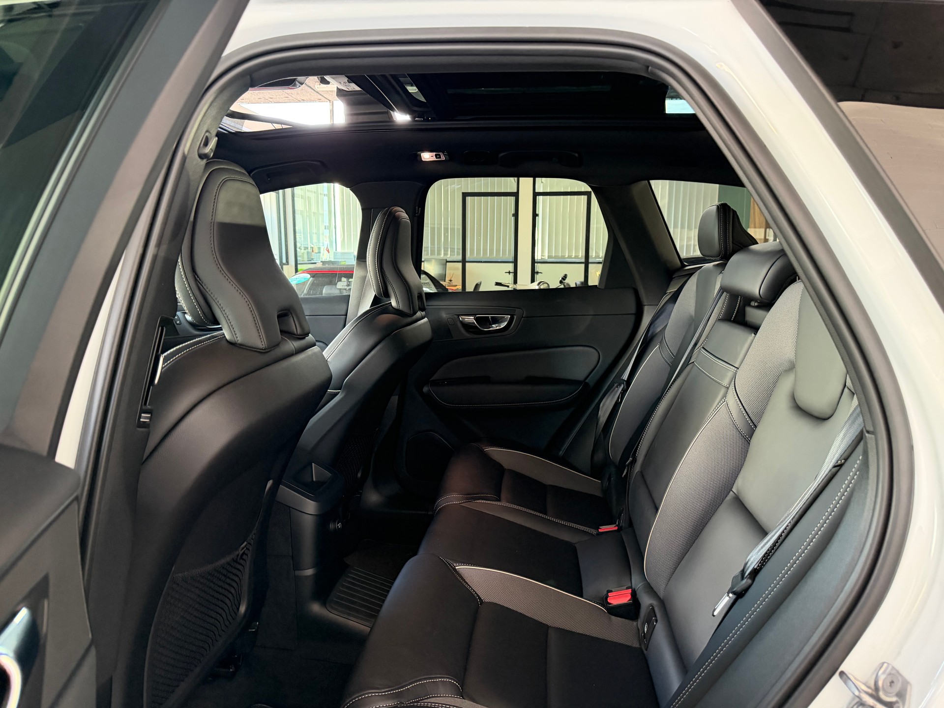 VOLVO XC60 T8 eAWD R-Design Geartronic-image-11