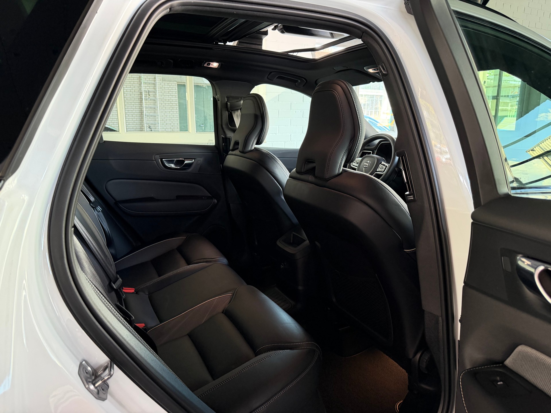 VOLVO XC60 T8 eAWD R-Design Geartronic-image-10