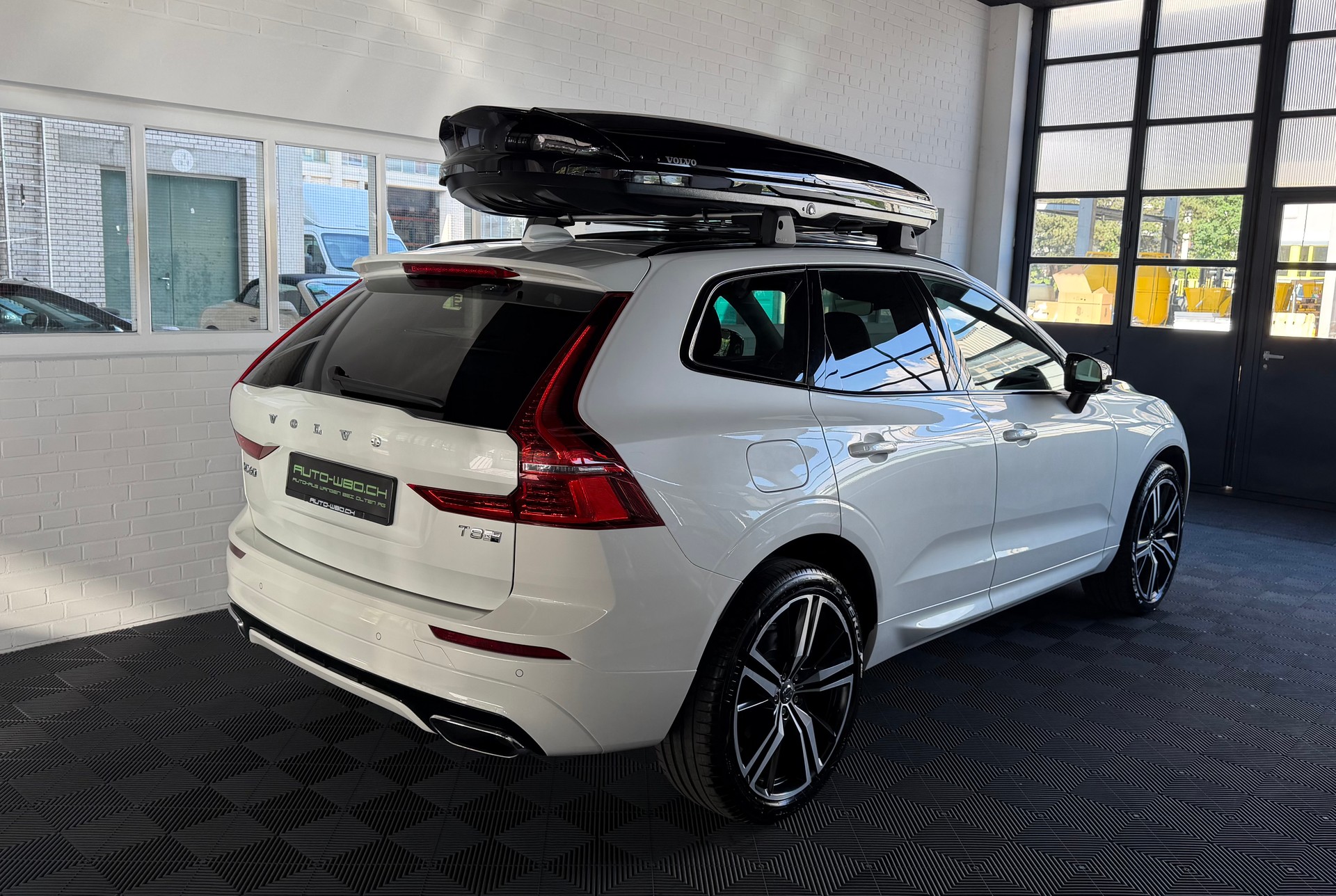 VOLVO XC60 T8 eAWD R-Design Geartronic-showroom-element-2