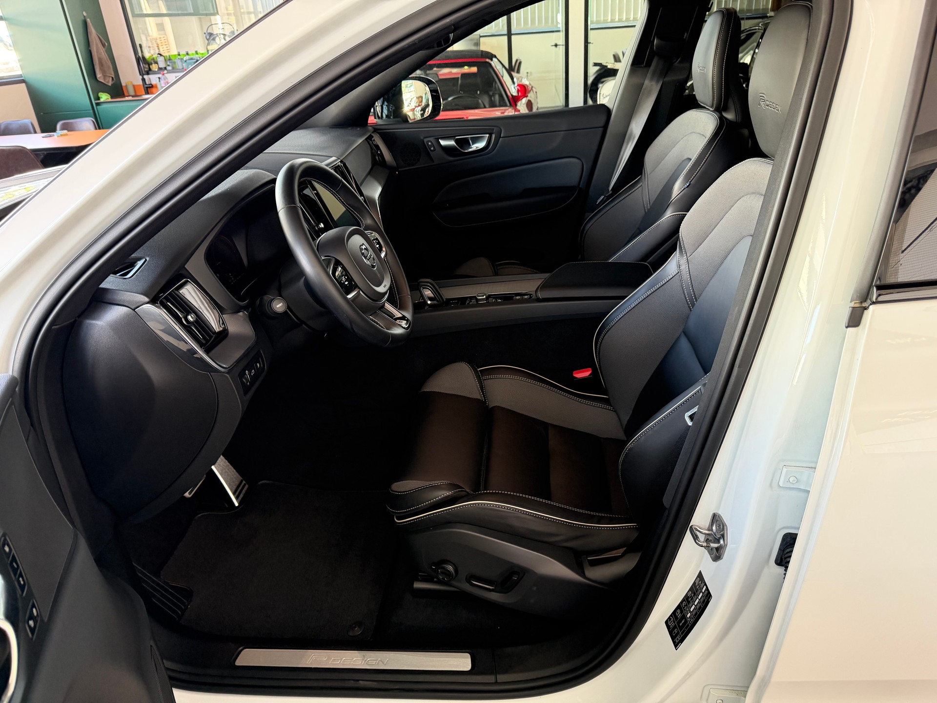 VOLVO XC60 T8 eAWD R-Design Geartronic-image-12